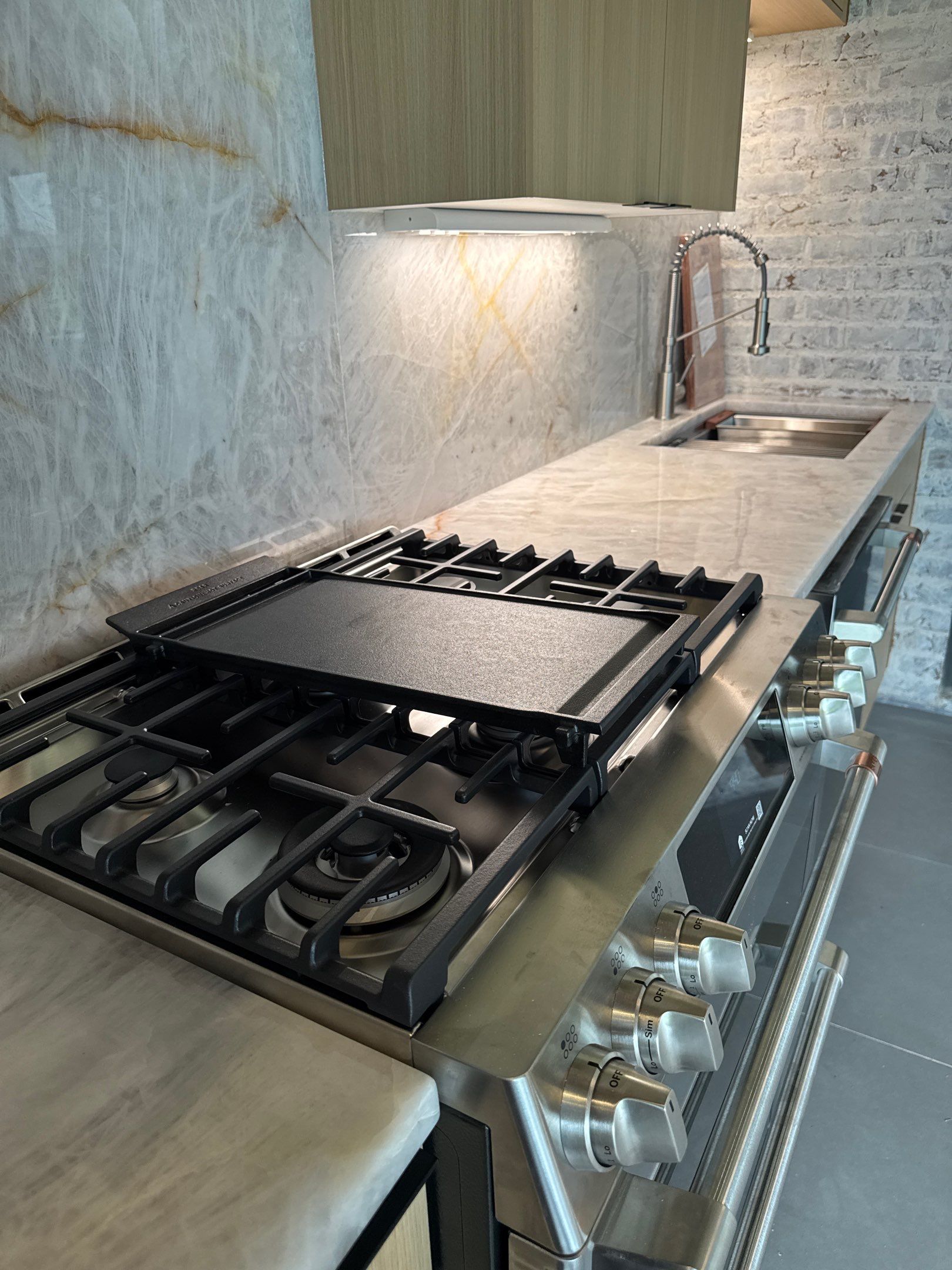 💎 Fairview Luxury Oasis: European Modern Outdoor Kitchen with Cristallo Quartzite by Tibi Soli LLC
