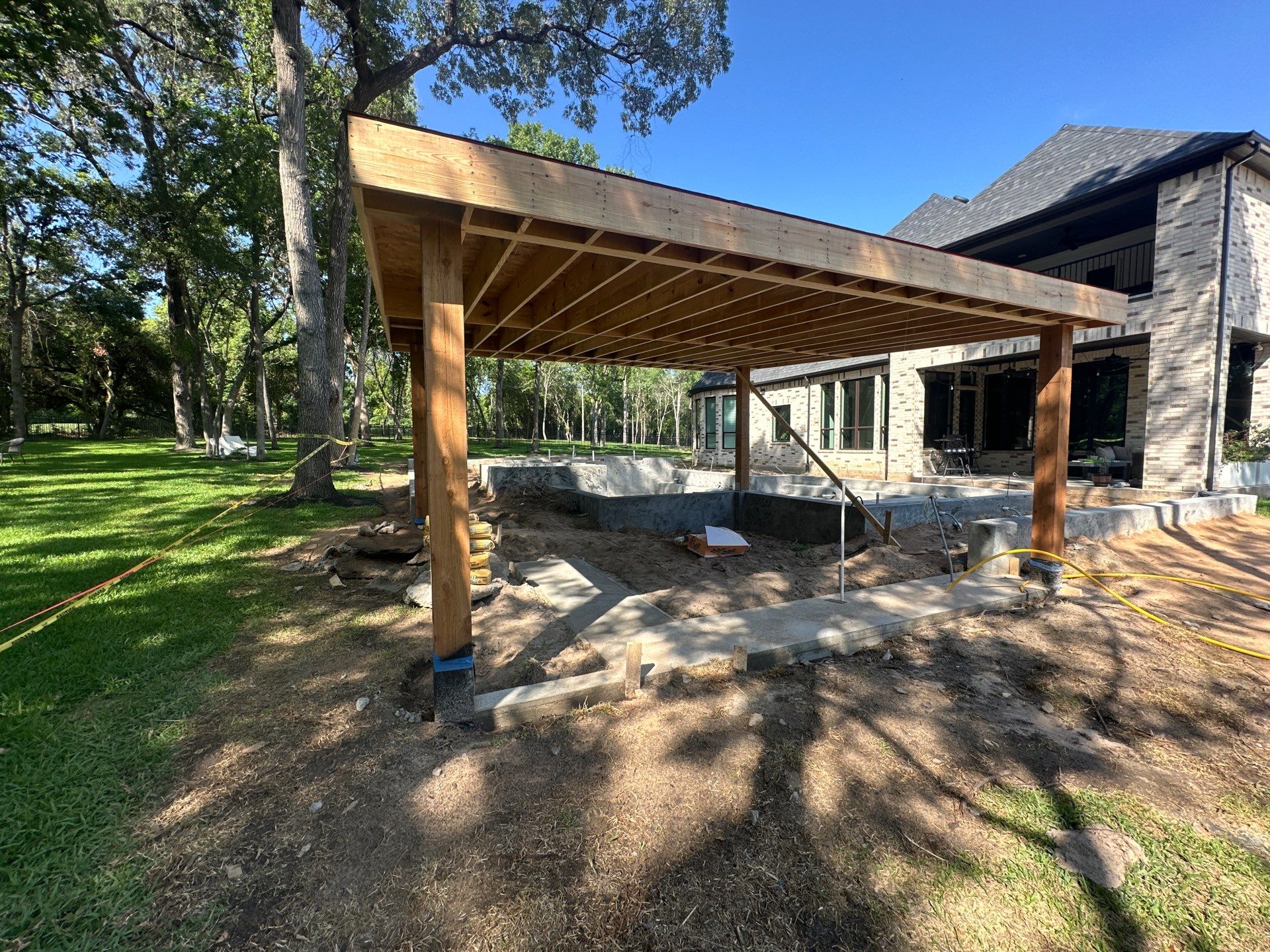 Modern Patio Cover and Kitchen in Montgomery by SophAlx LLC