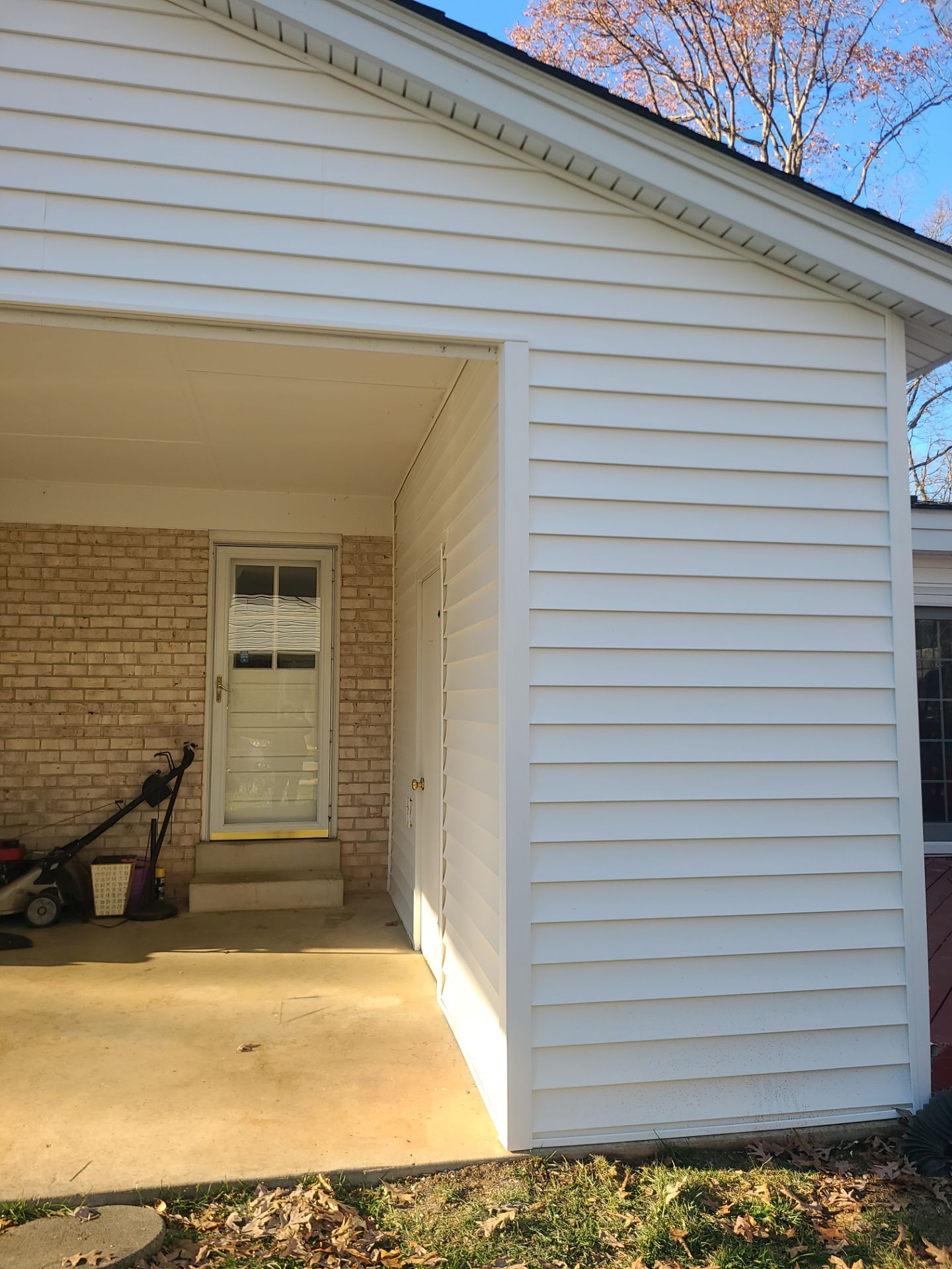 Springfield CertainTeed Charcoal Black Roof & CertainTeed Colonial White Siding by RM Banning, Inc.