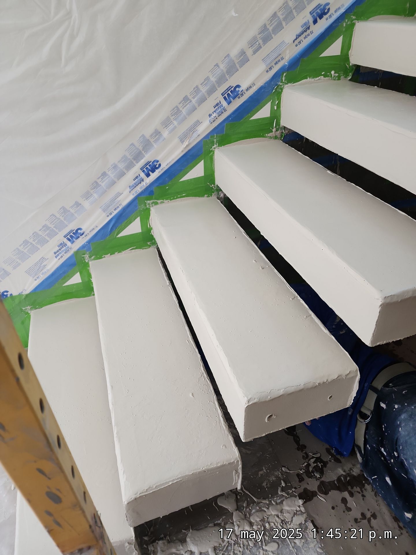 Microtopping over Steps by Seamless Surfaces