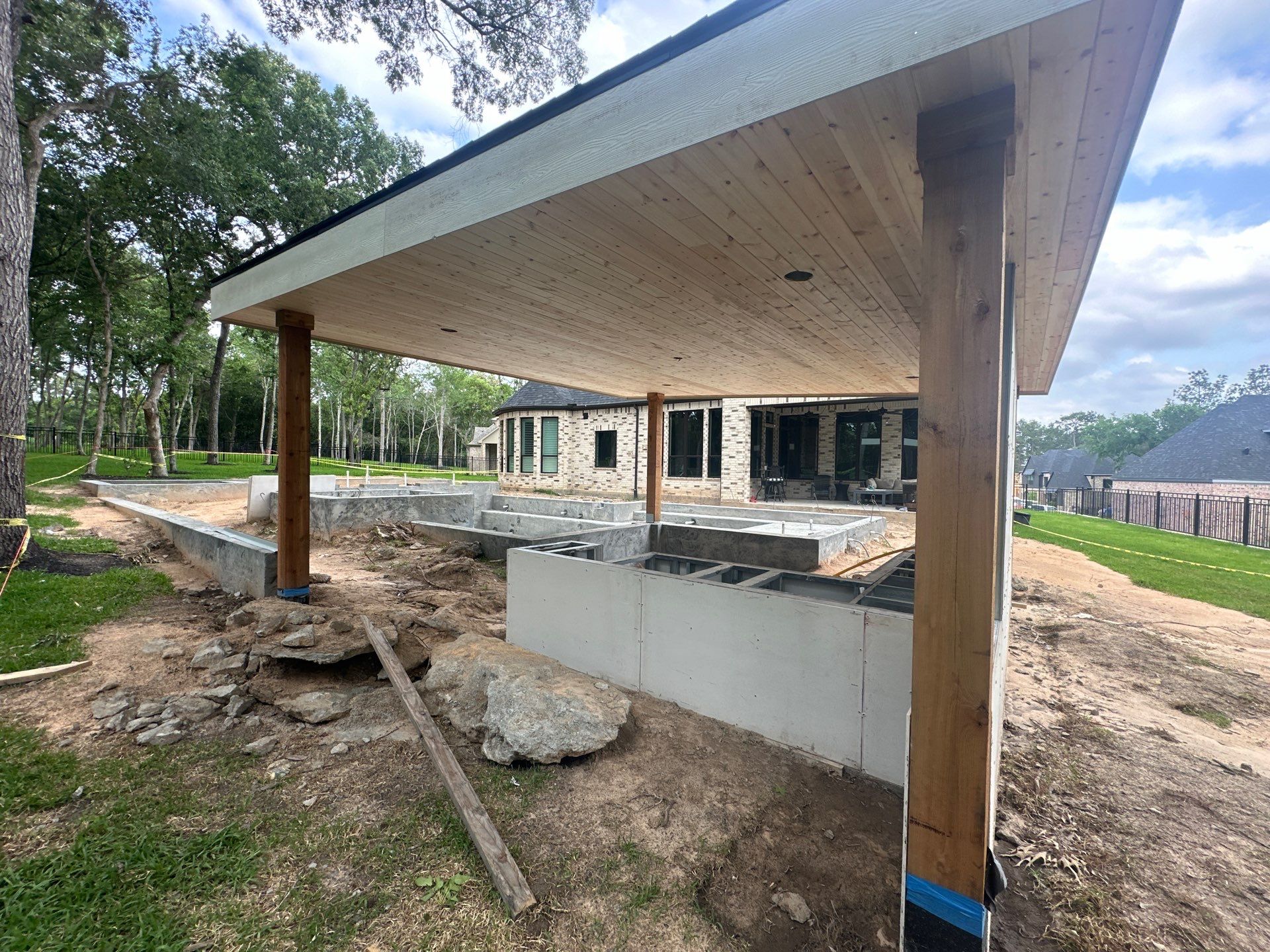 Modern Patio Cover and Kitchen in Montgomery by SophAlx LLC