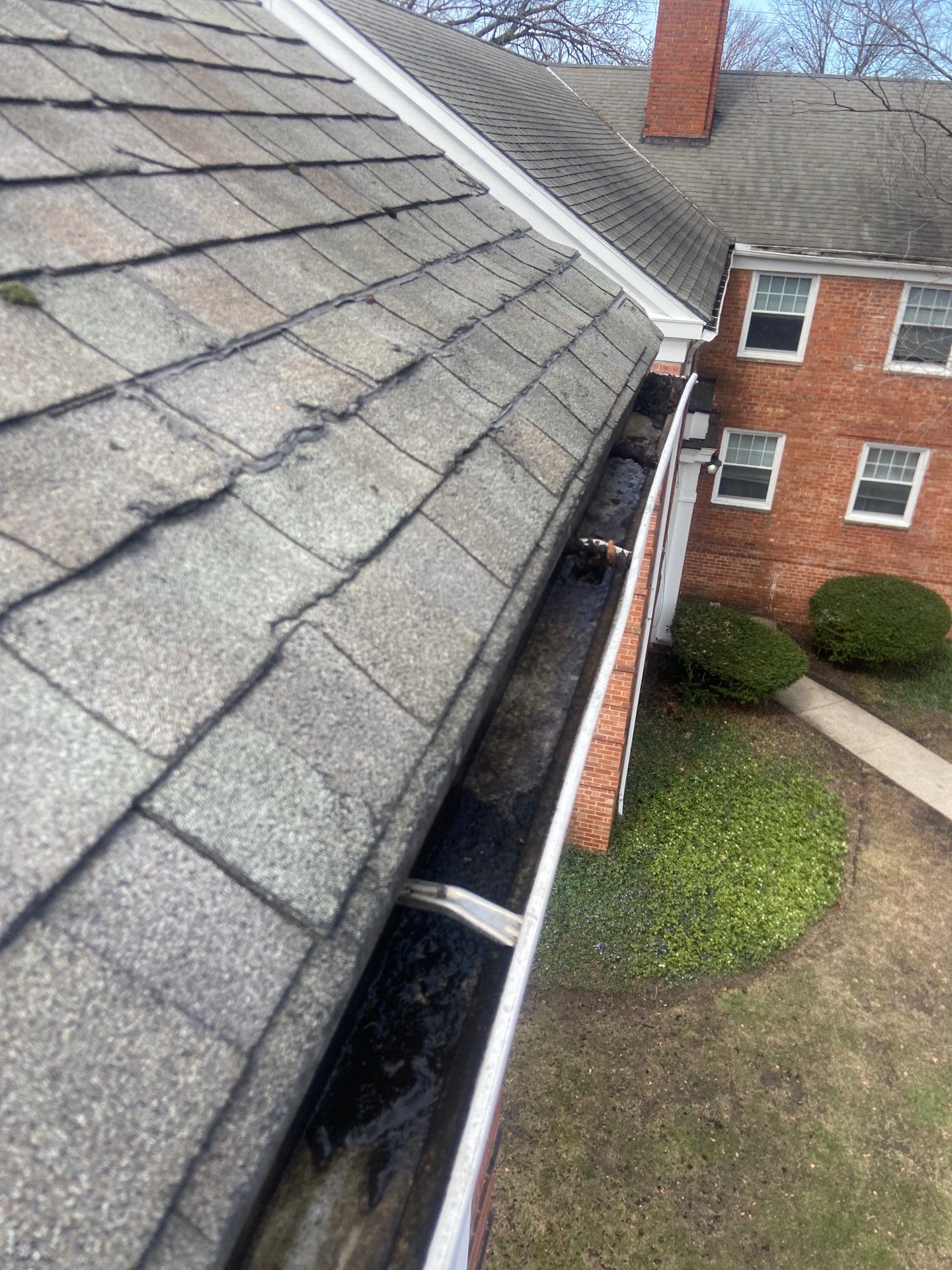 Commercial gutter cleaning Cleveland after photo with clean gutters