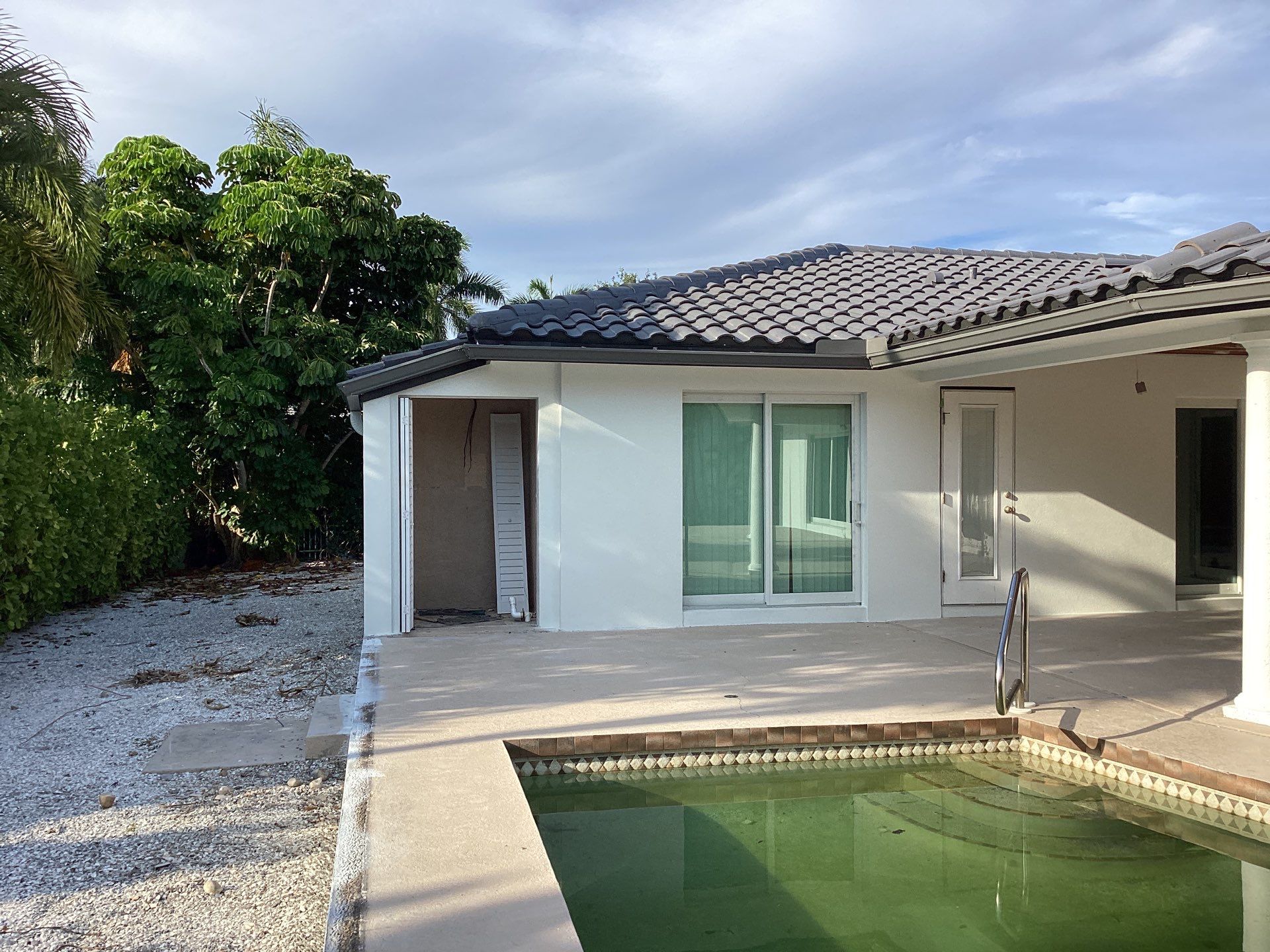 6 Inch Seamless Gutters using bronze gutters in Sarasota FL by Gutter Professors