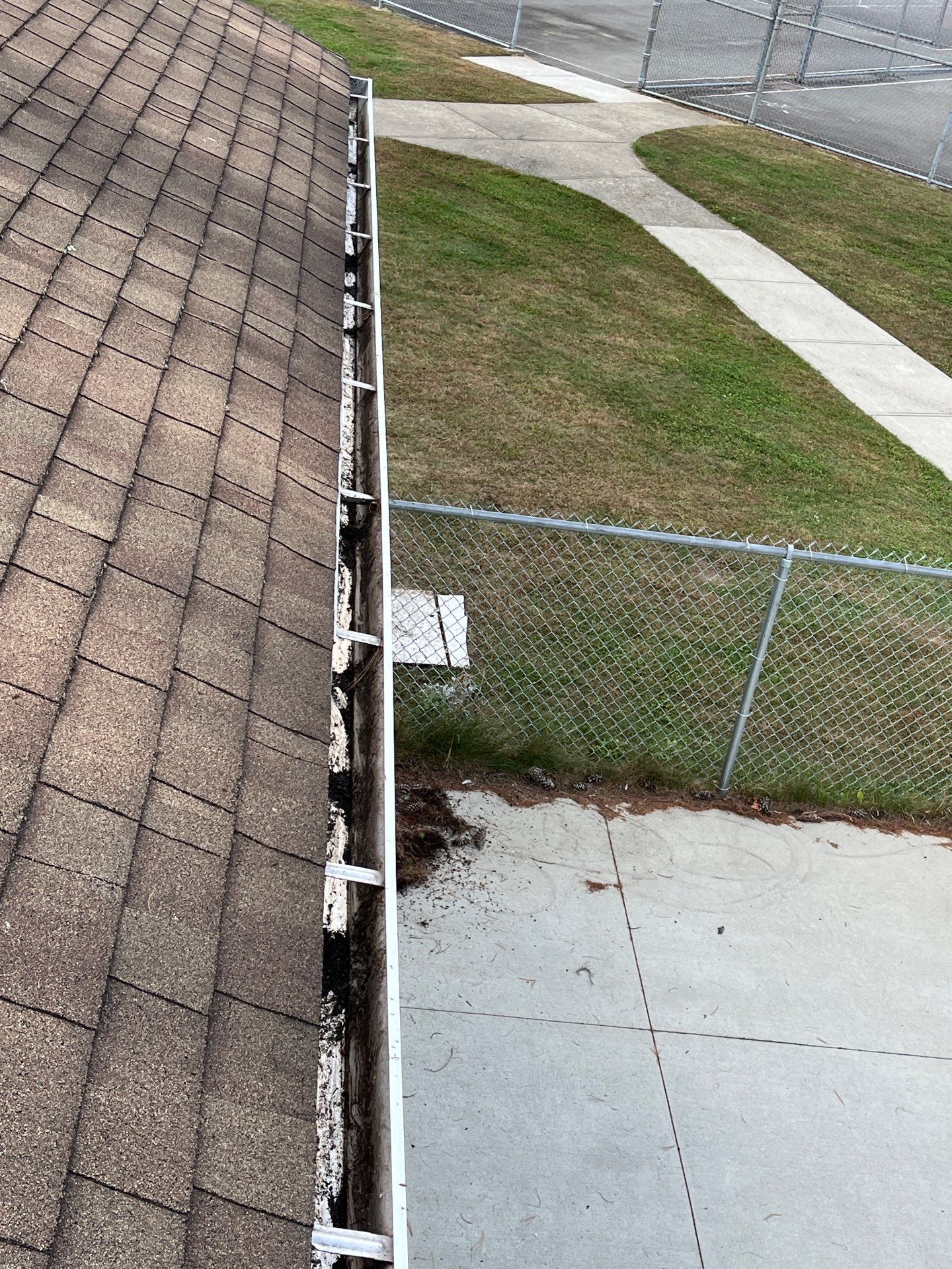 Commercial gutter cleaning Springfield after photo with clean gutters