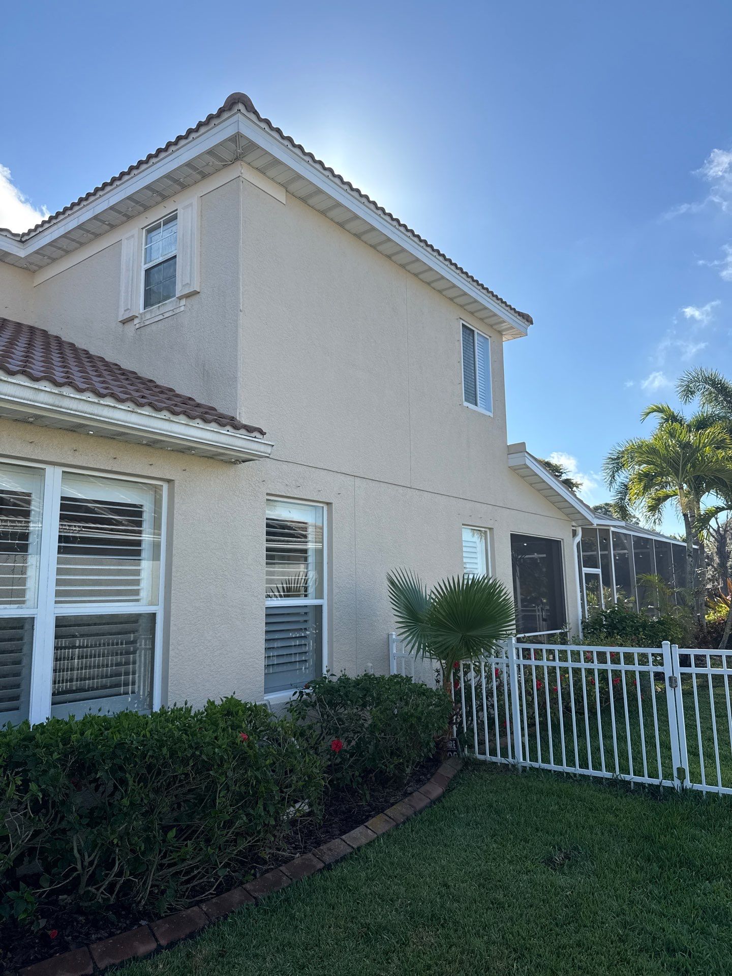 6 Inch Seamless Gutters using White Seamless Gutters in Sarasota FL by Gutter Professors
