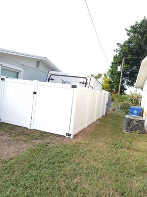 Bradenton, FL 6 ft. Tall White Vinyl Privacy Fence 