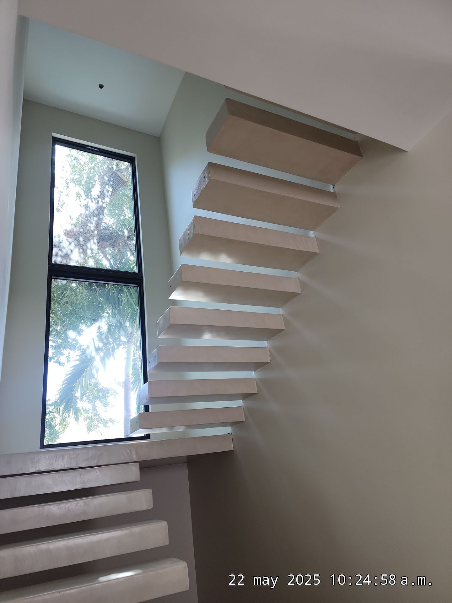 Microtopping over Steps by Seamless Surfaces