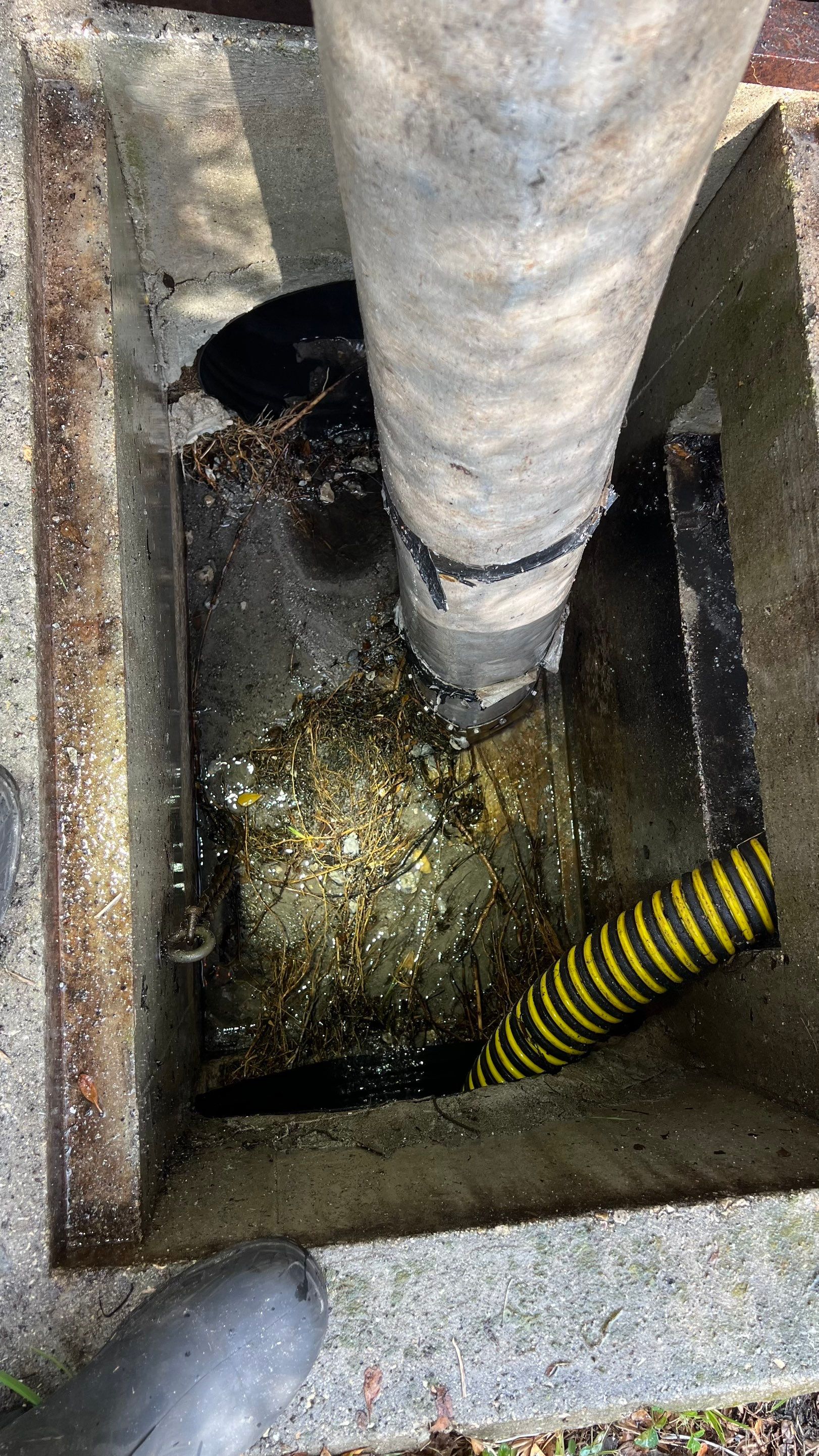 Naples Community Entry Road Stormwater System Cleaning by APS Power & Water