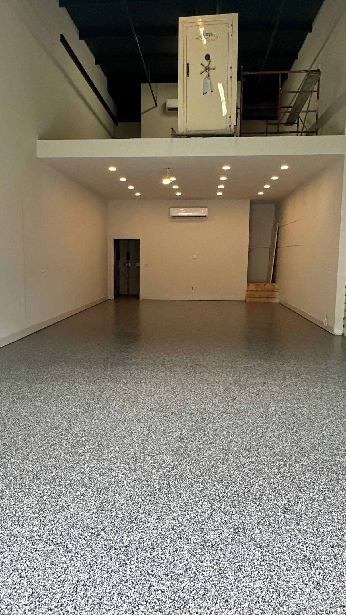 Check out this beautiful Banner flake floor by Banner Garage
