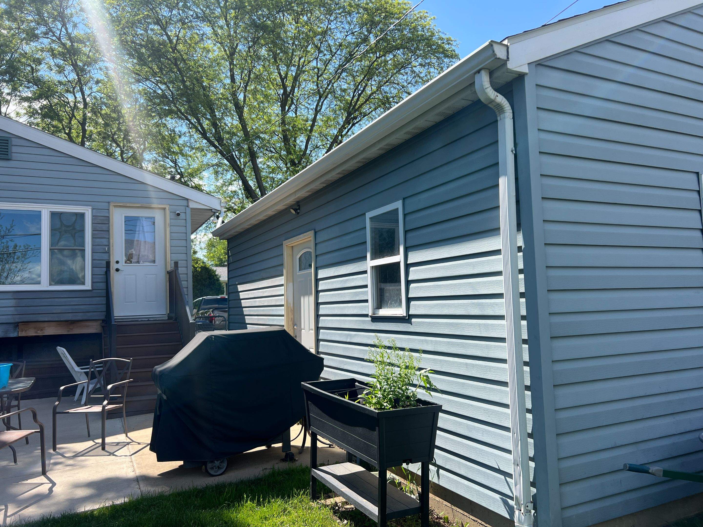 Fading & Oxidized siding turned new again! by Grandview Painting