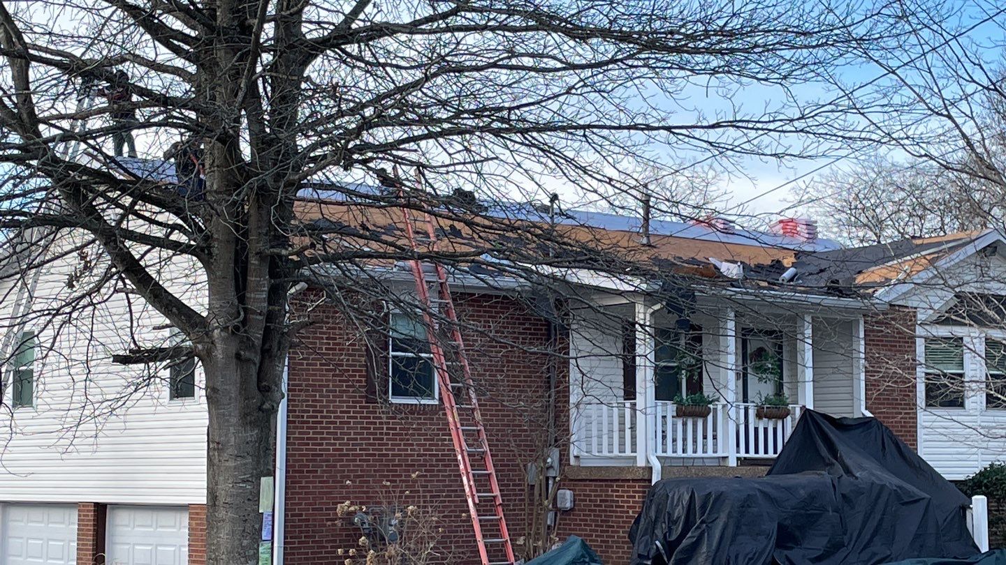 Residential Roofing Installation using Owens Corning Oakridge Roofing System by Undersun Roofing 