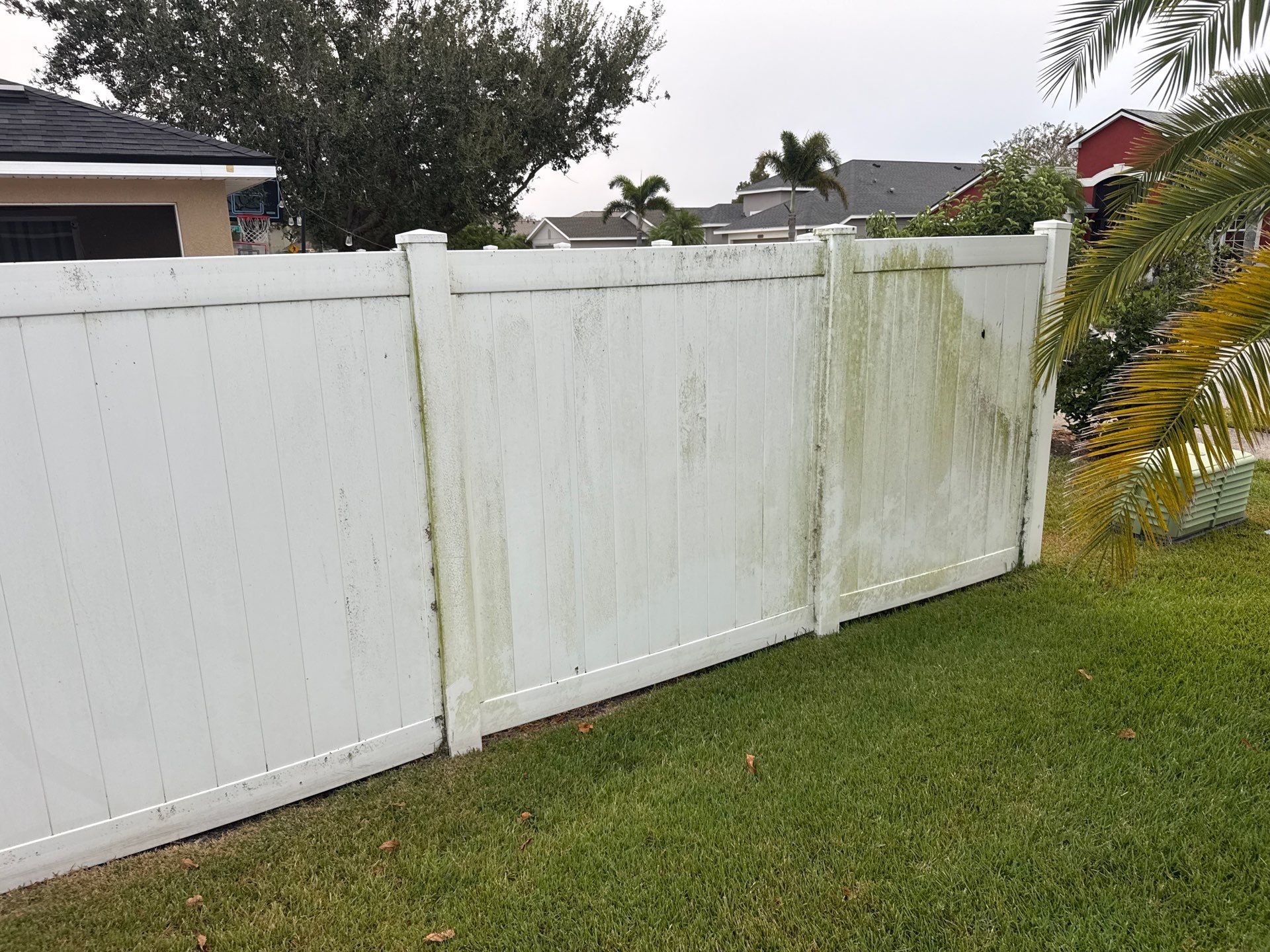 Vinyl Fence Cleaning, Driveway & Sidewalk Cleaning in Crystal Lakes – Palmetto, FL by Sunshine AquaWash