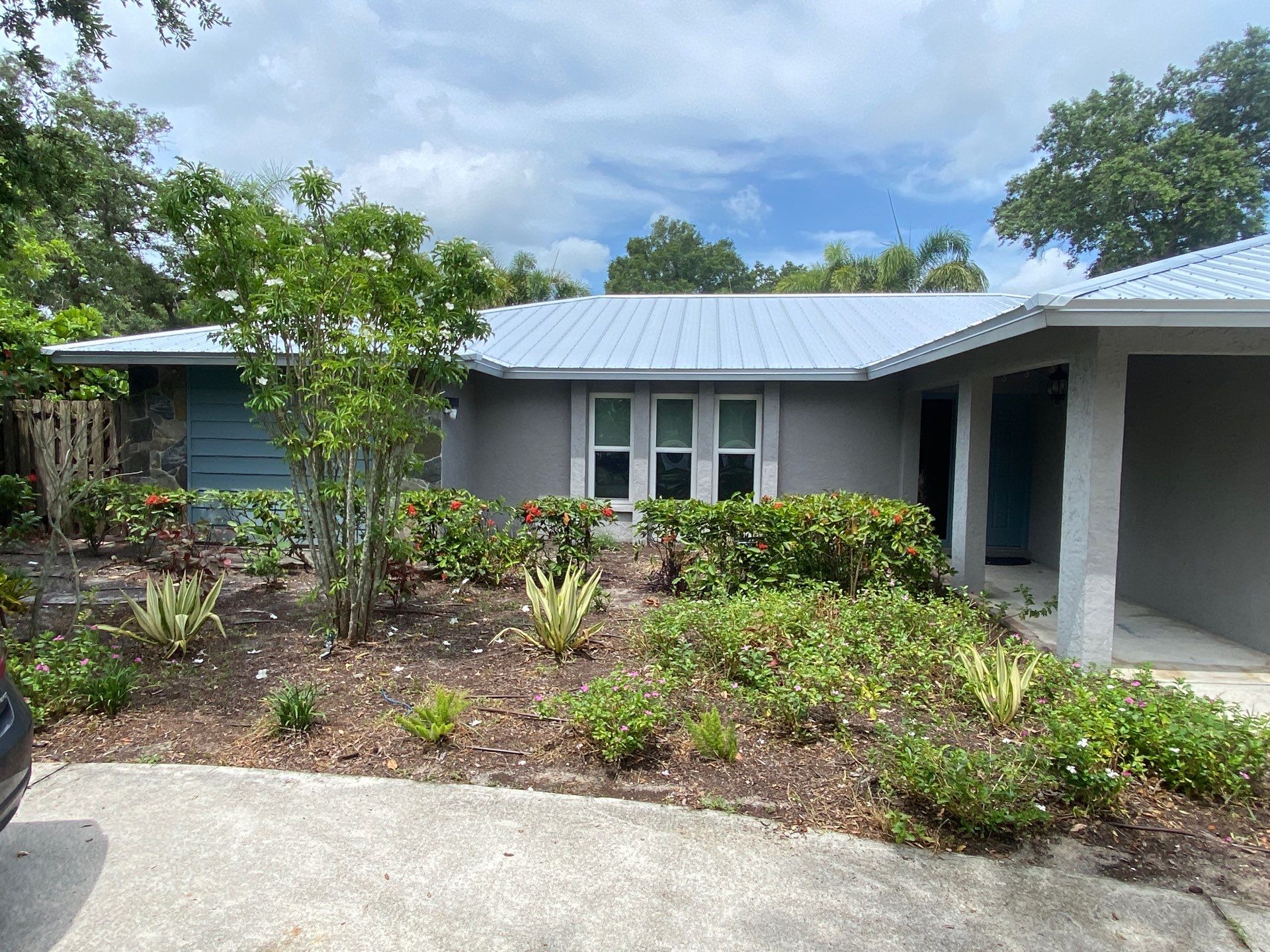 Aluminum Seamless Gutters using White Seamless Gutters in Sarasota FL by Gutter Professors