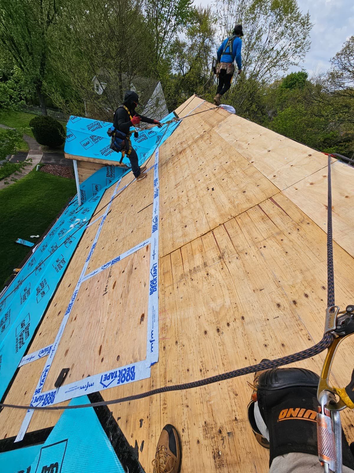 Gorgeous newly shingled home gets the DiGiorgi touch! by DiGiorgi Roofing and Siding Inc