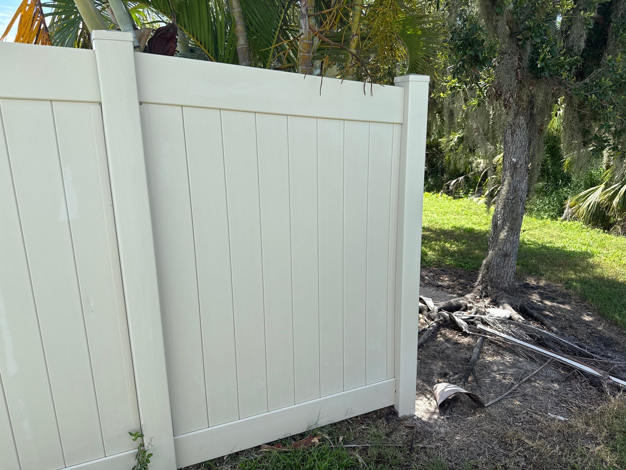 2-Story Stucco House Wash & Tan Vinyl Fence Cleaning | Sheffield Glen Palmetto, FL by Sunshine AquaWash