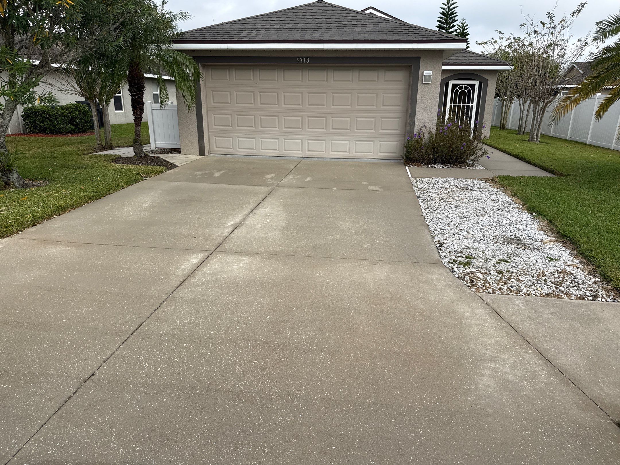 Vinyl Fence Cleaning, Driveway & Sidewalk Cleaning in Crystal Lakes – Palmetto, FL by Sunshine AquaWash