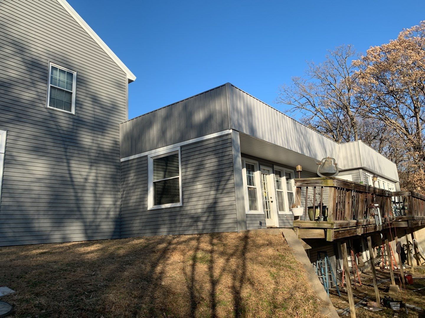 Contemporary house Siding Installation using Mastic Premium Vinyl siding  by EEC  Windows, Siding & Roofing 