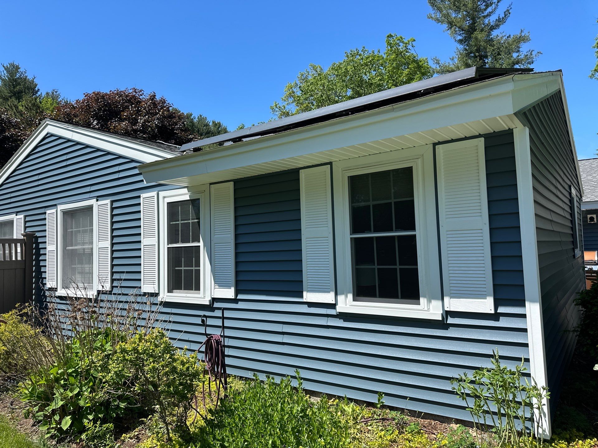 Vinyl Siding Transformation – Pacific Blue by Mighty Dog Roofing of Greater Middlesex County