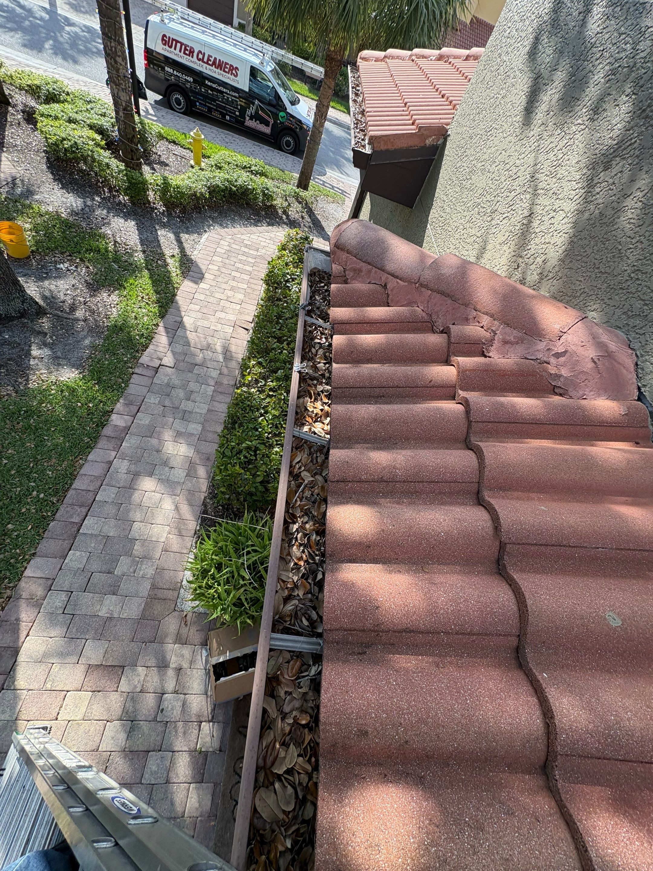 Naples gutter cleaning job, Job done, gutters at a residential location