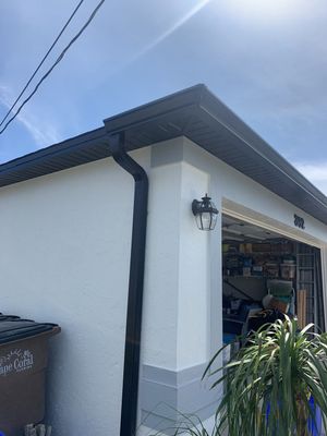 Black Seamless Gutters for Modern Cape Coral Homes