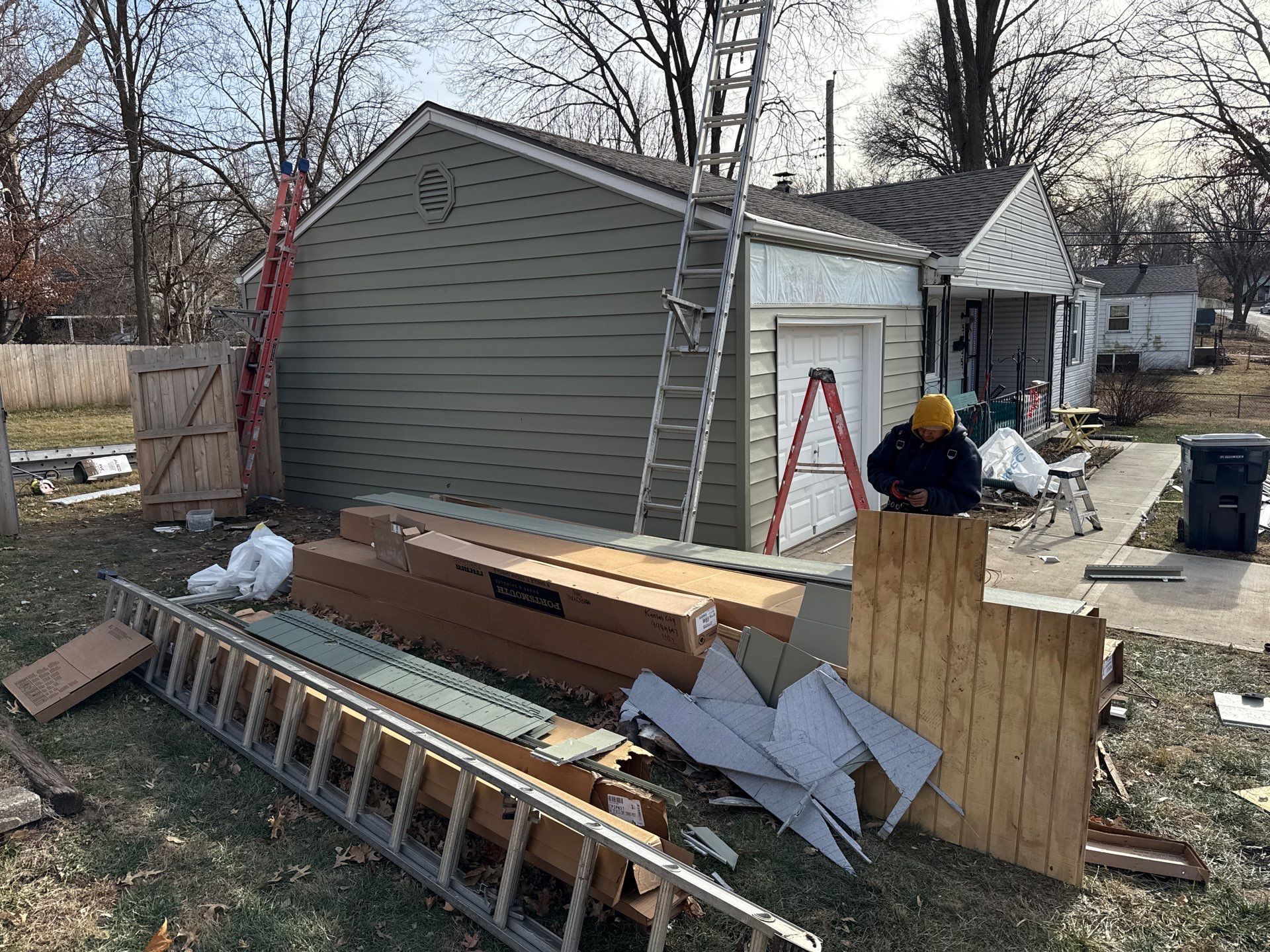 A whole new look for this Gladstone Home by EEC Windows, Siding & Roofing