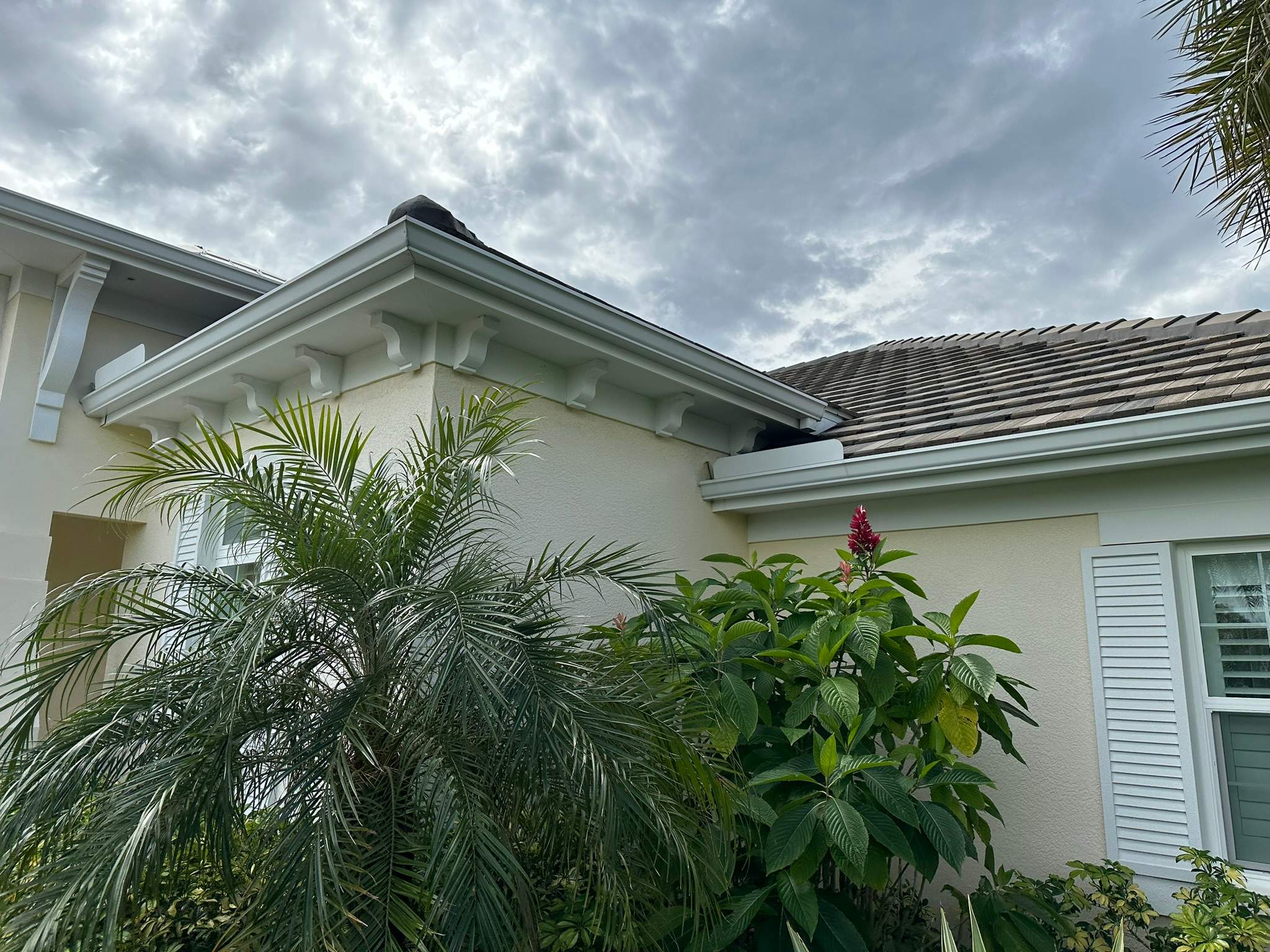 House Wash & Pool Screen Enclosure Cleaning in Winding River Community, Bradenton, FL | Sunshine AquaWash by Sunshine AquaWash