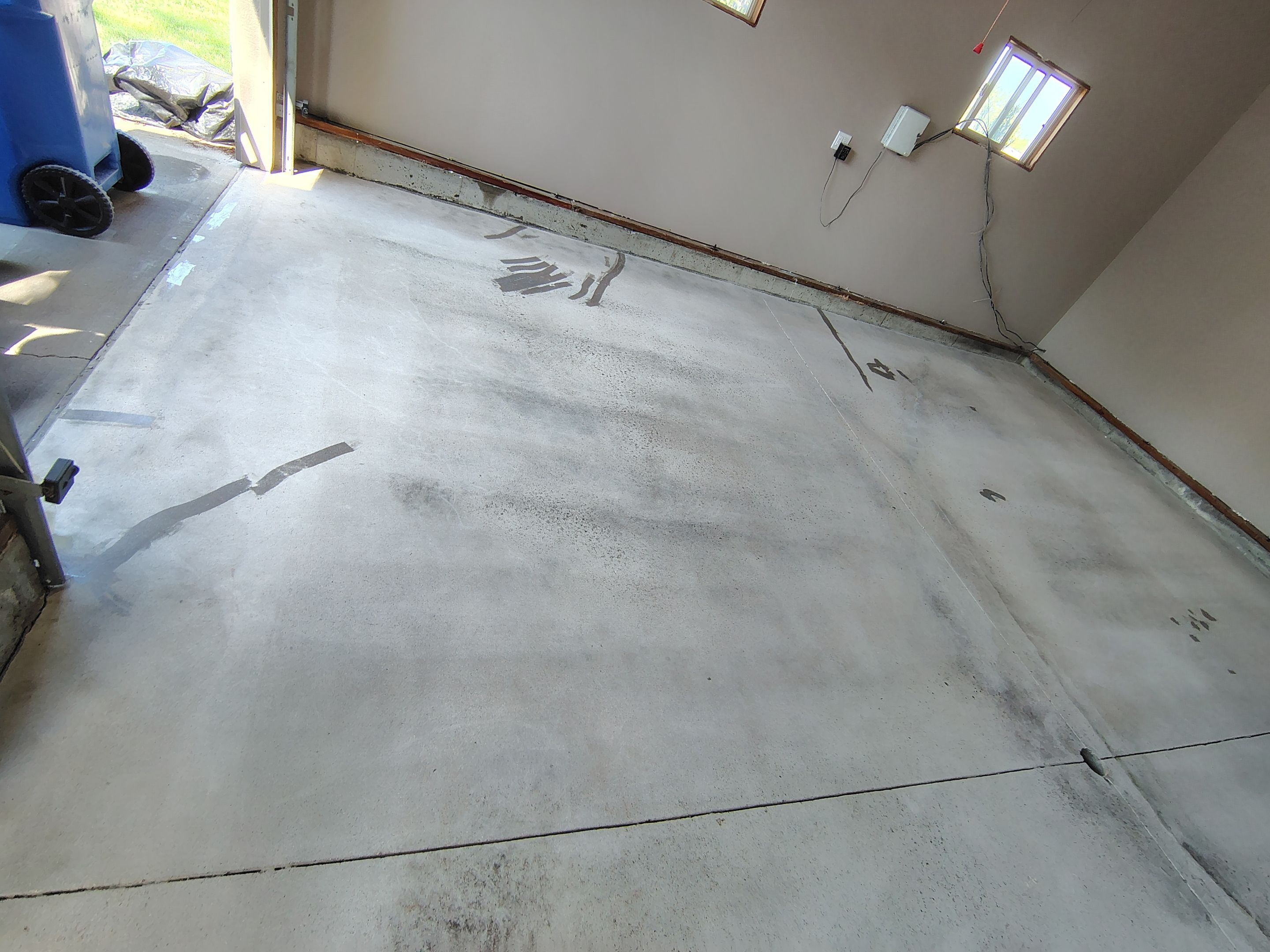 Sioux Falls Garage Concrete Repair and Epoxy Flake Floor Coating by Select Painting, Coatings & Garage Cabinets