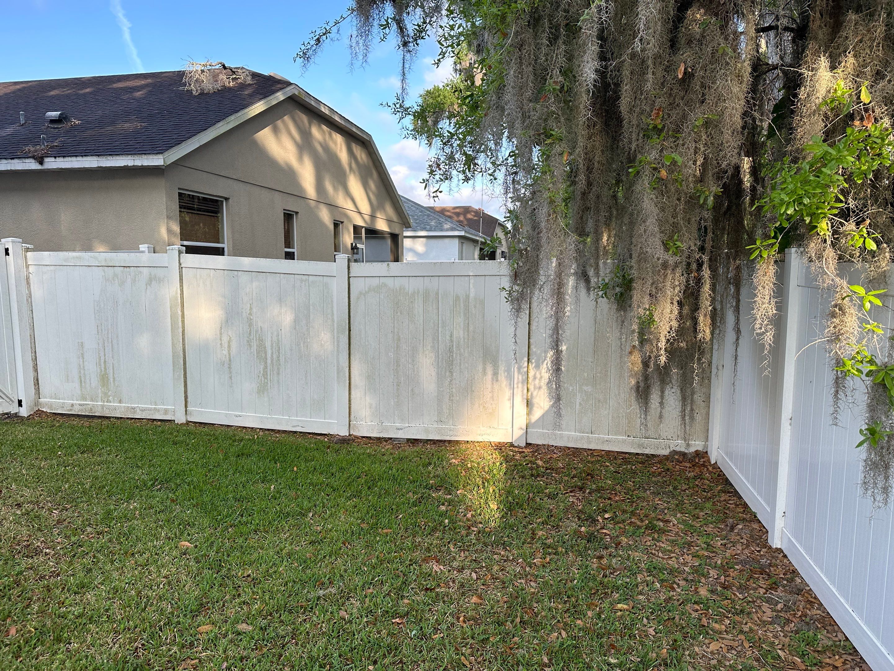 House Wash, Vinyl Fence, Patio, Driveway & Sidewalk Cleaning in Oakley Place, Ellenton, FL | Sunshine AquaWash by Sunshine AquaWash