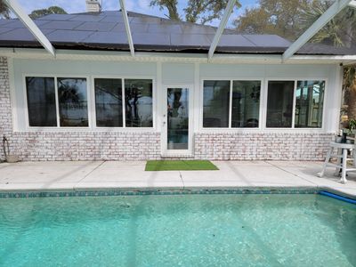 Poolside Glass Under in Navarre