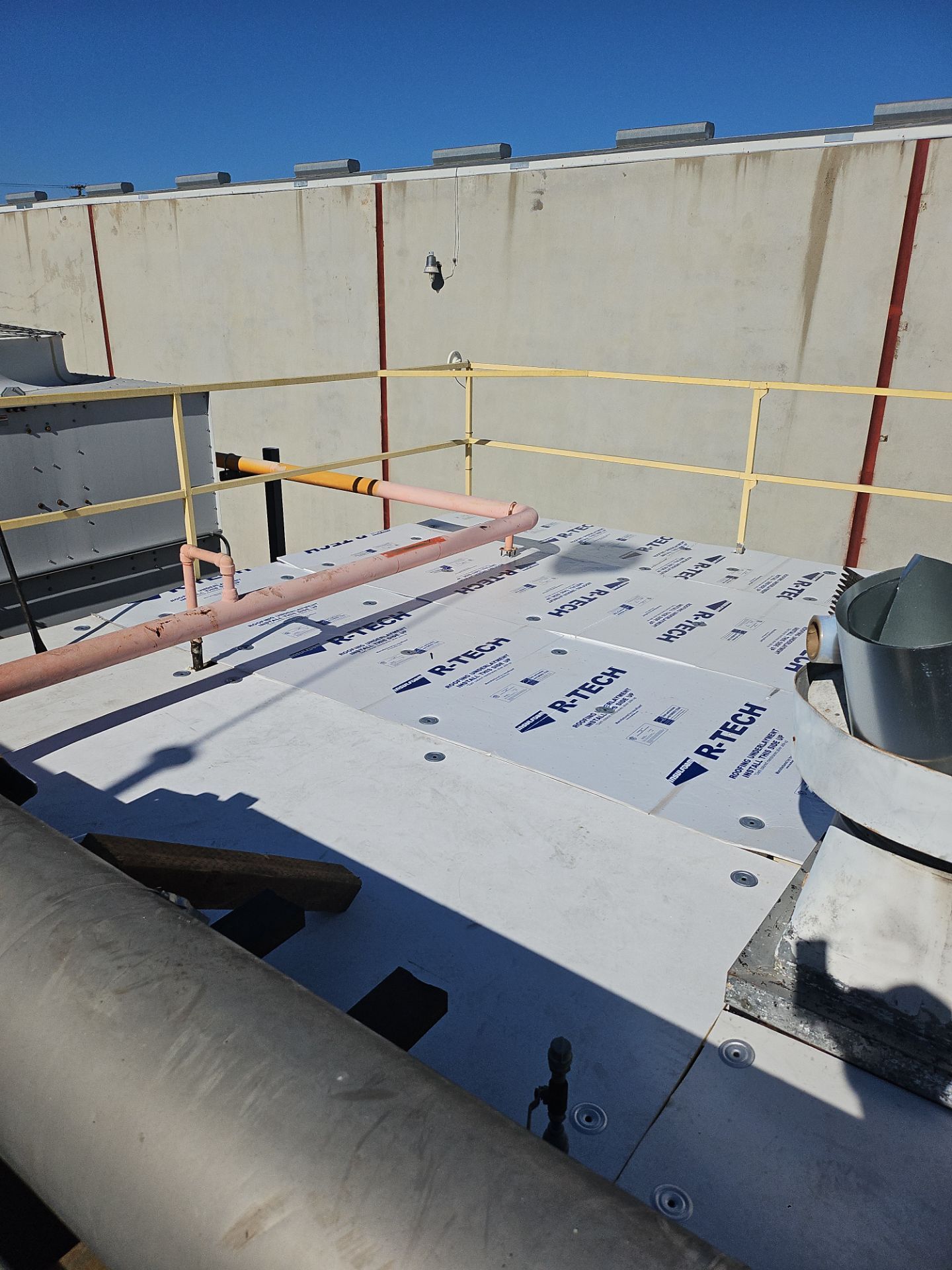 TPO single-ply roofing system using GAF Single-ply TPO 60 mil with 1.5 inch ISO board insulation by Straight Edge Roofing Inc