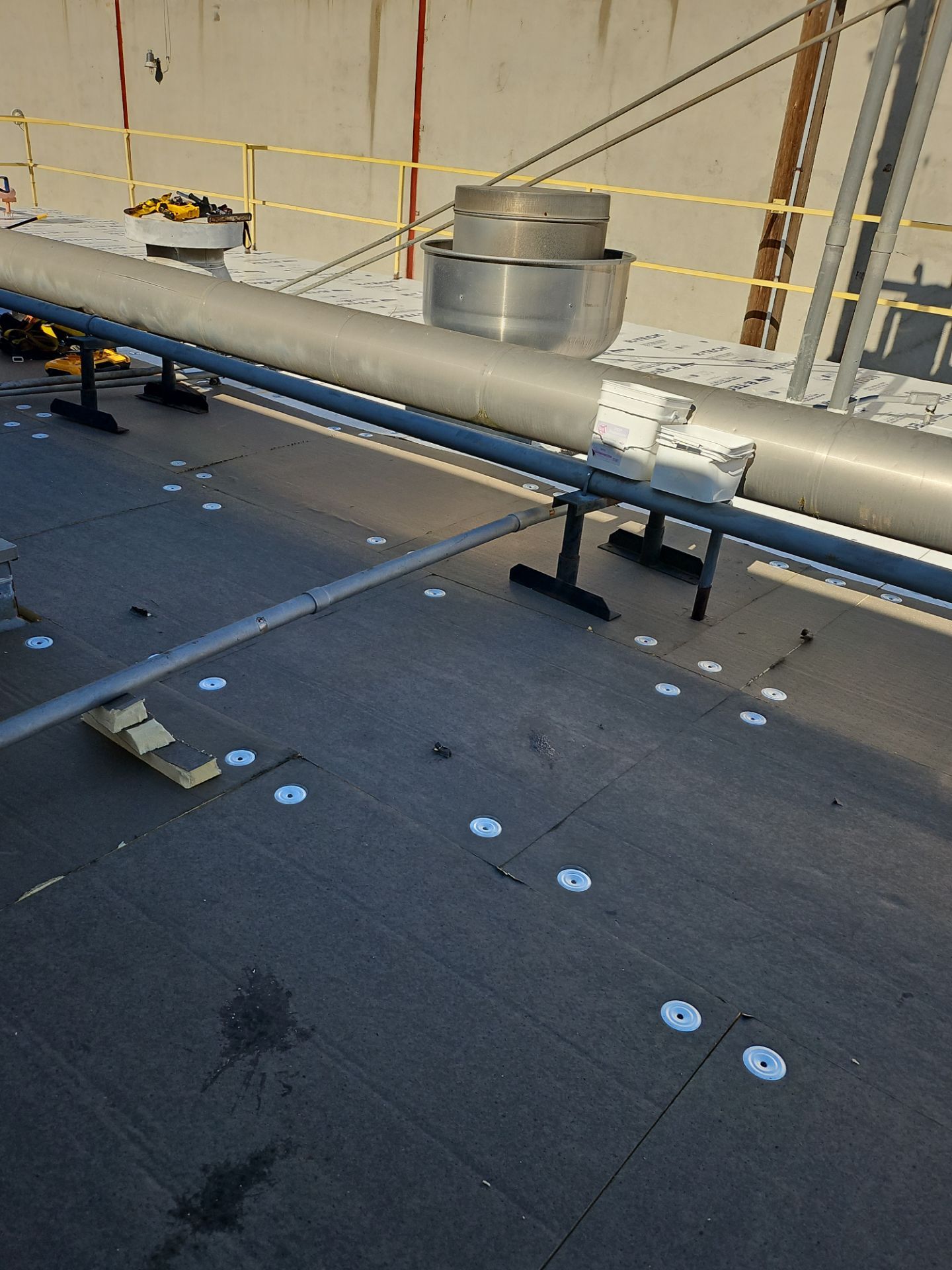 TPO single-ply roofing system using GAF Single-ply TPO 60 mil with 1.5 inch ISO board insulation by Straight Edge Roofing Inc