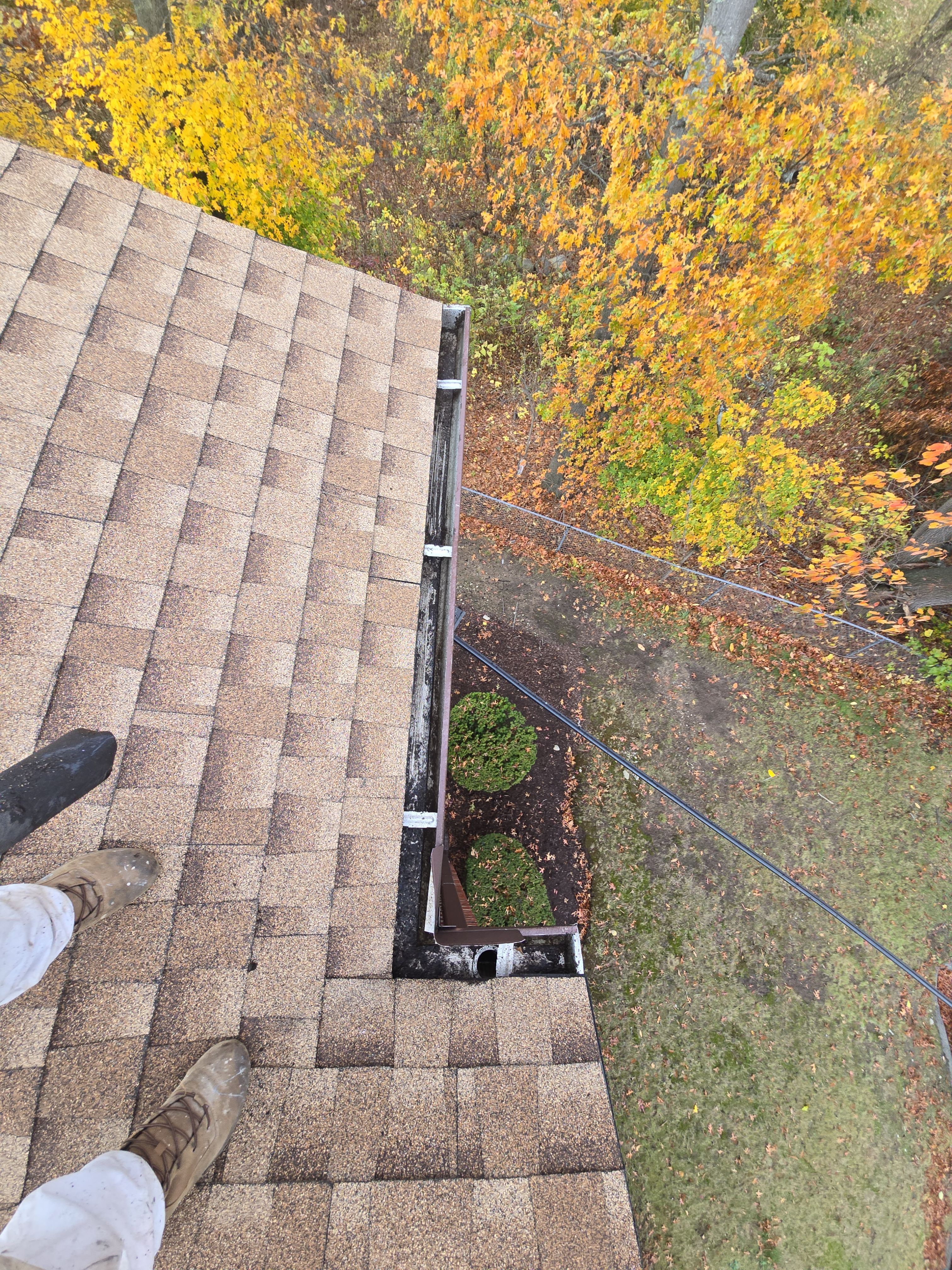 Commercial gutter cleaning Massachusetts after photo with clean gutters