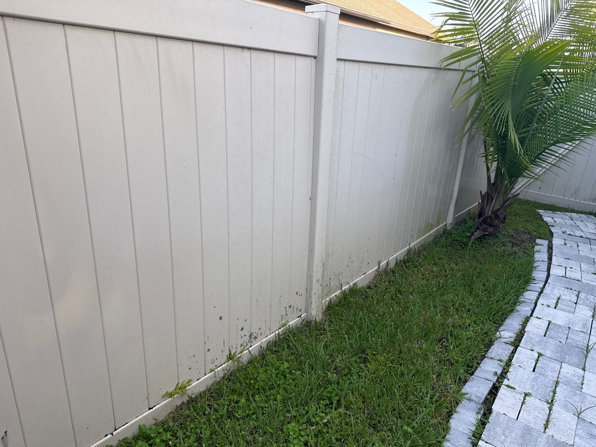 2-Story Stucco House Wash & Tan Vinyl Fence Cleaning | Sheffield Glen Palmetto, FL by Sunshine AquaWash