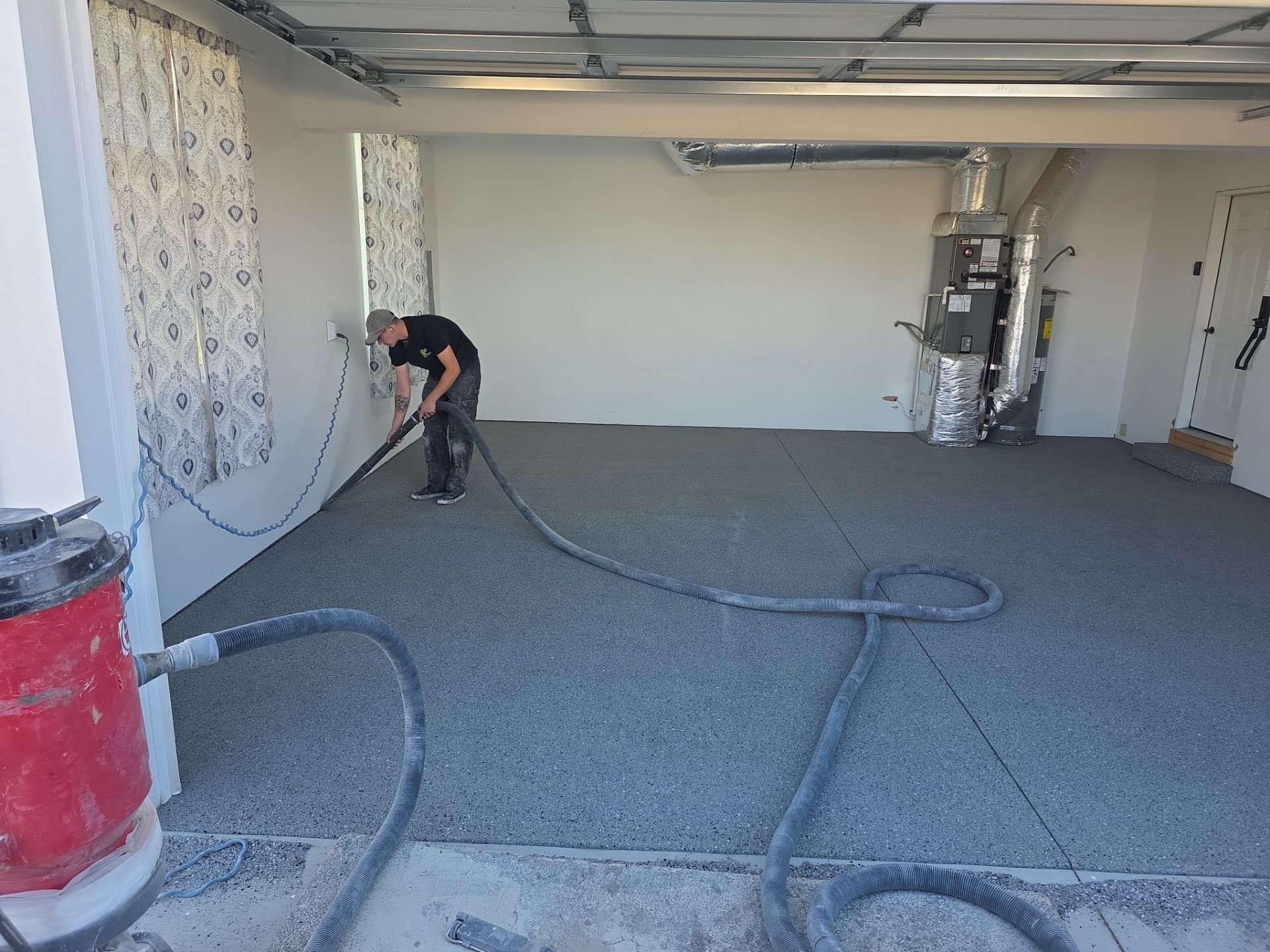 Polyaspartic Garage Floor Coating With Slate Hybrid Flake in Davenport by Croc Coatings, LLC