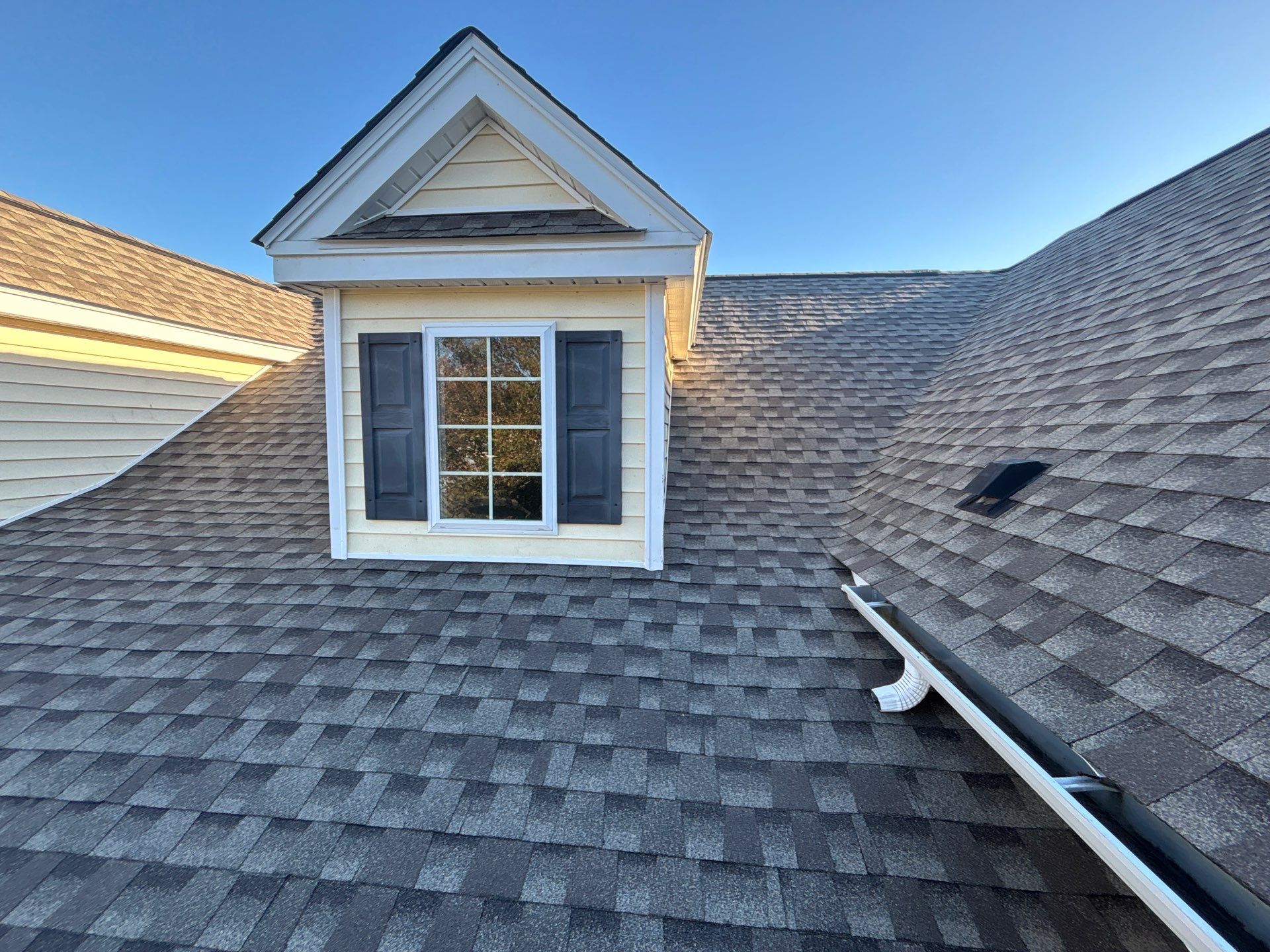 GAF HDZ - Weathered Wood by Linta Roofing Inc