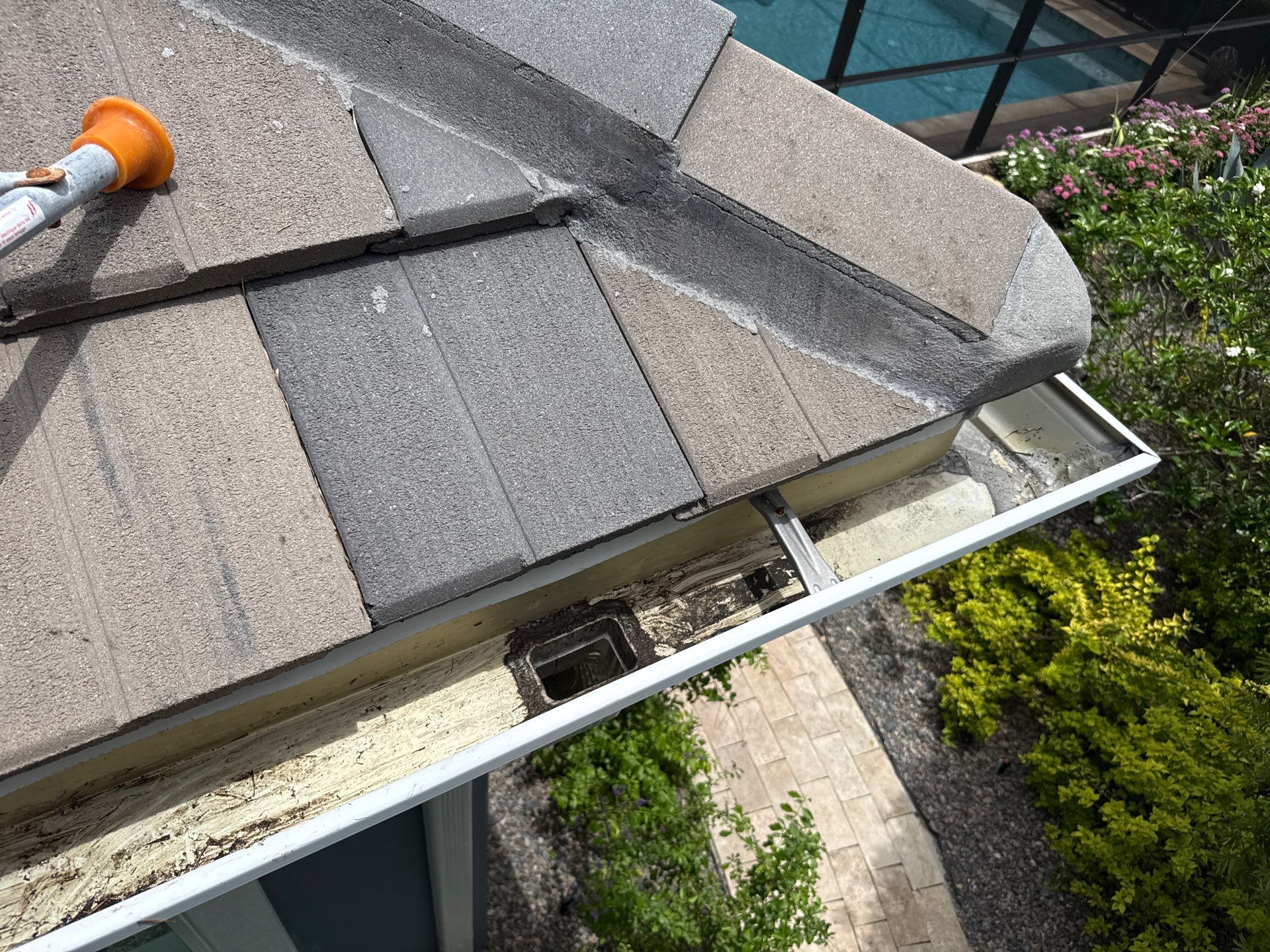 Gutter Cleaning in Winding River Community – Bradenton, FL by Sunshine AquaWash