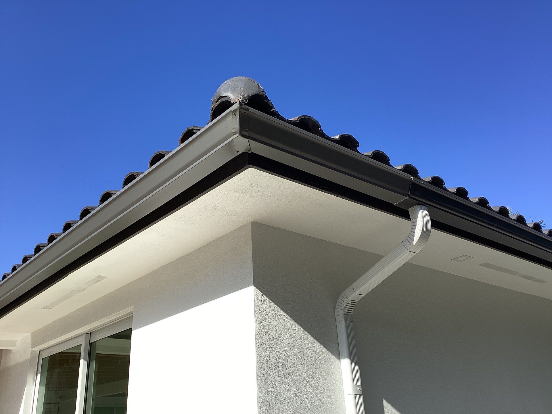 6 Inch Seamless Gutters using bronze gutters in Sarasota FL by Gutter Professors