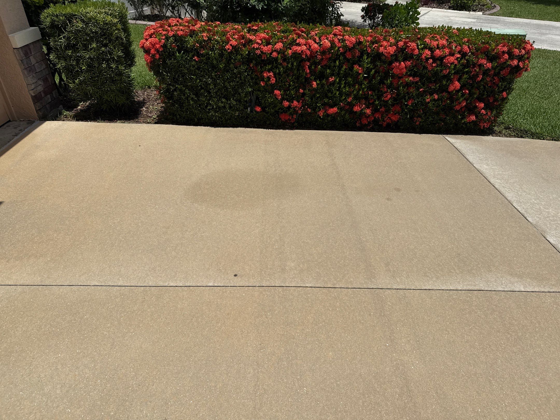 Concrete Driveway Cleaning – Covered Bridge Estates, Ellenton, FL by Sunshine AquaWash