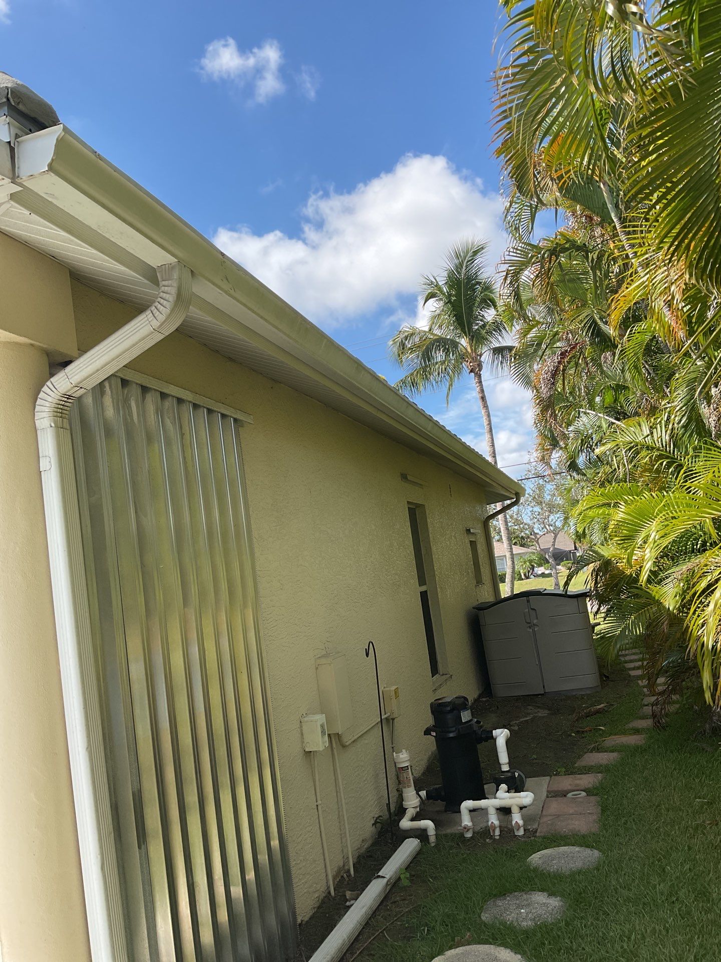 Seamless Gutters using Splash Guard in Cape Coral FL by Gutter Professors