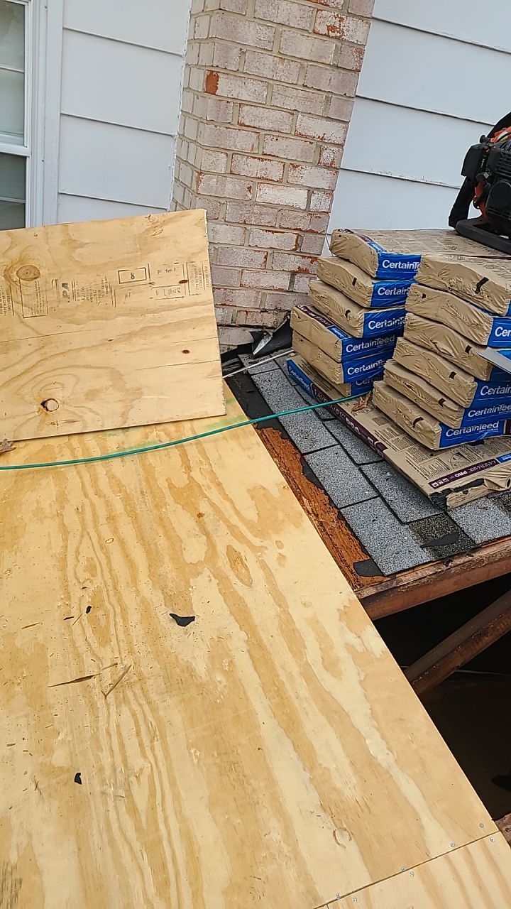 Springfield CertainTeed Charcoal Black Roof & CertainTeed Colonial White Siding by RM Banning, Inc.