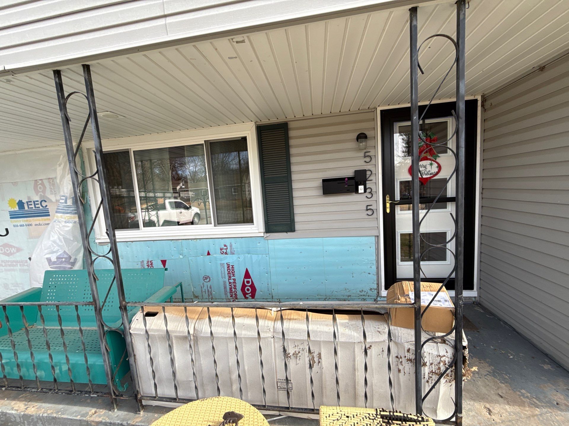 A whole new look for this Gladstone Home by EEC Windows, Siding & Roofing