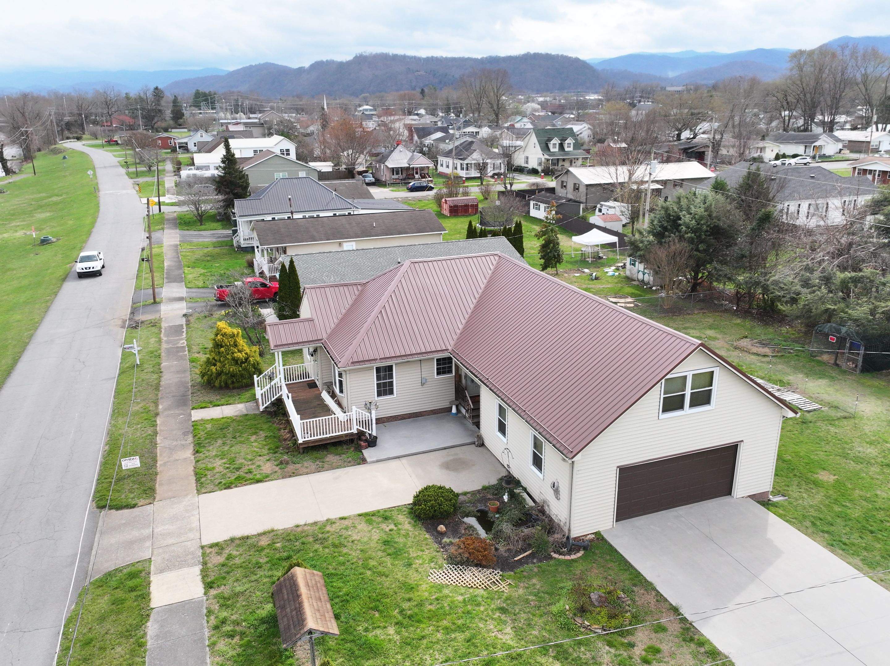 Carr Residence by Omnia Roofing