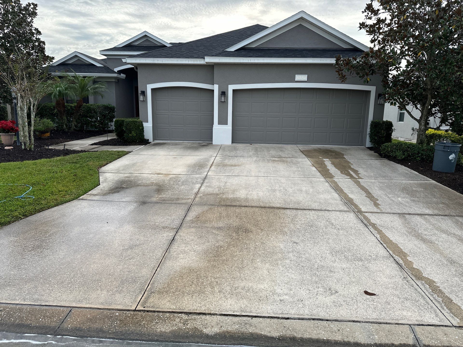 House Wash, Lanai Cleaning, and Driveway Cleaning by Sunshine AquaWash