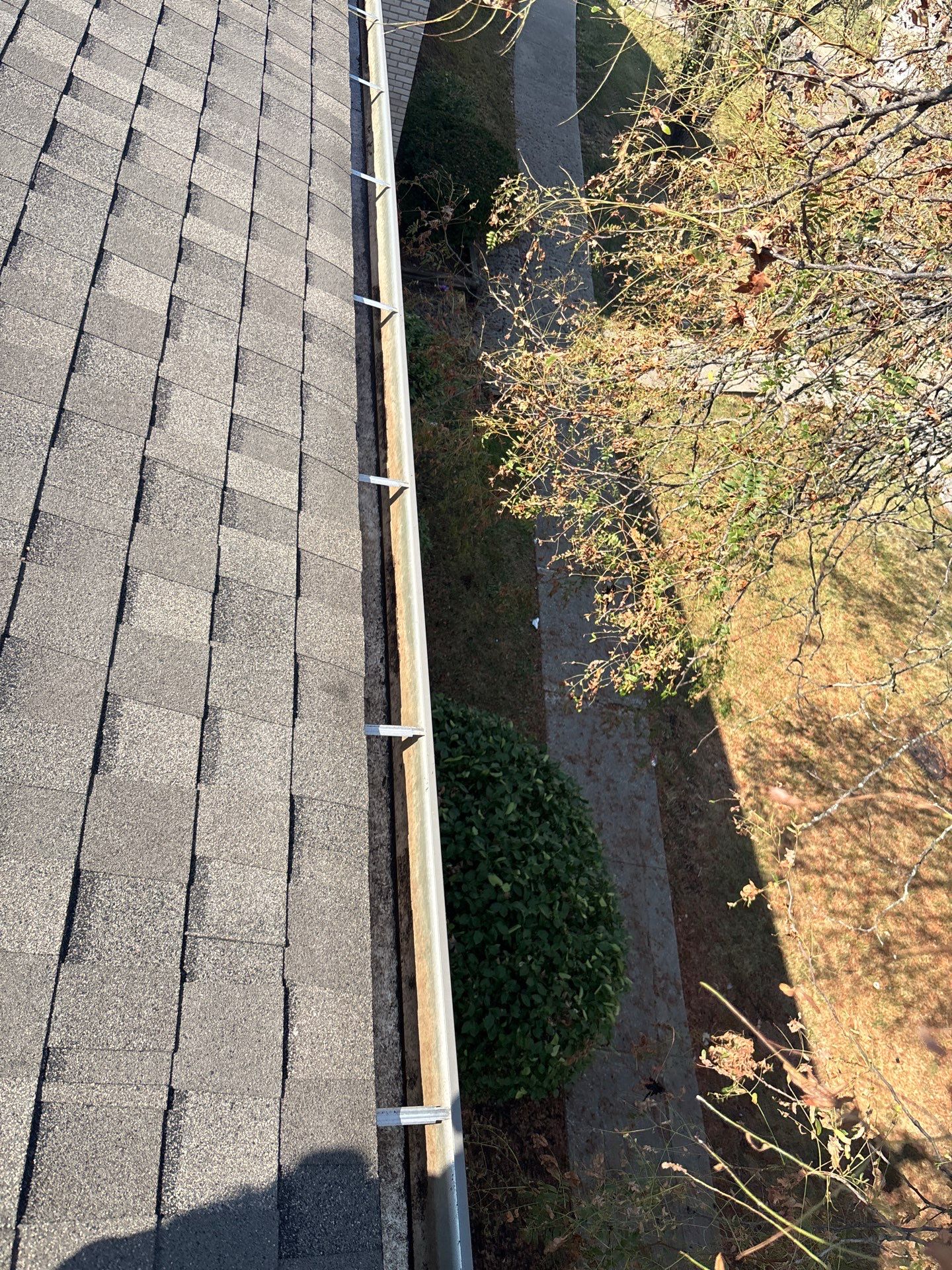 Commercial gutter cleaning St. Louis after photo with clean gutters