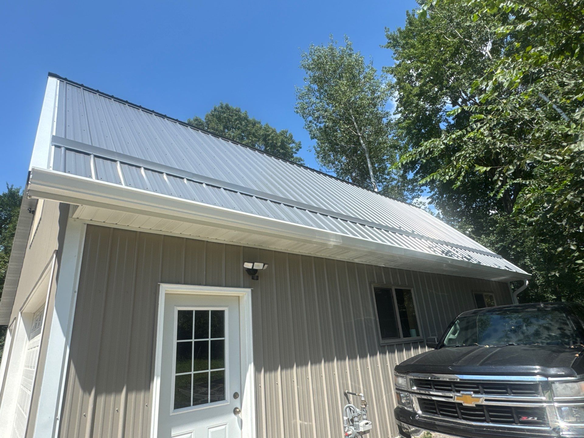 6-Inch Seamless Gutters and Snow Rails Installed in Elk River, MN by Next Level Seamless Gutters / Exteriors Inc.
