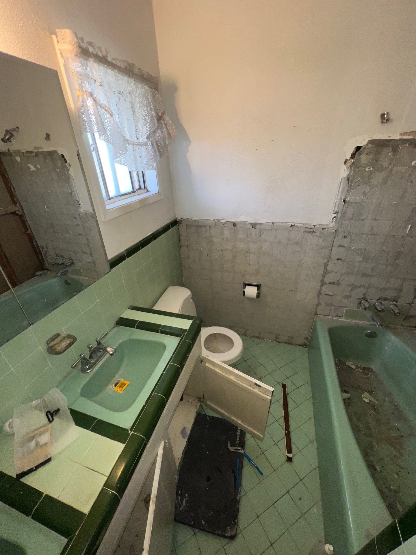 Bathroom remodel by Castro Brothers Solutions