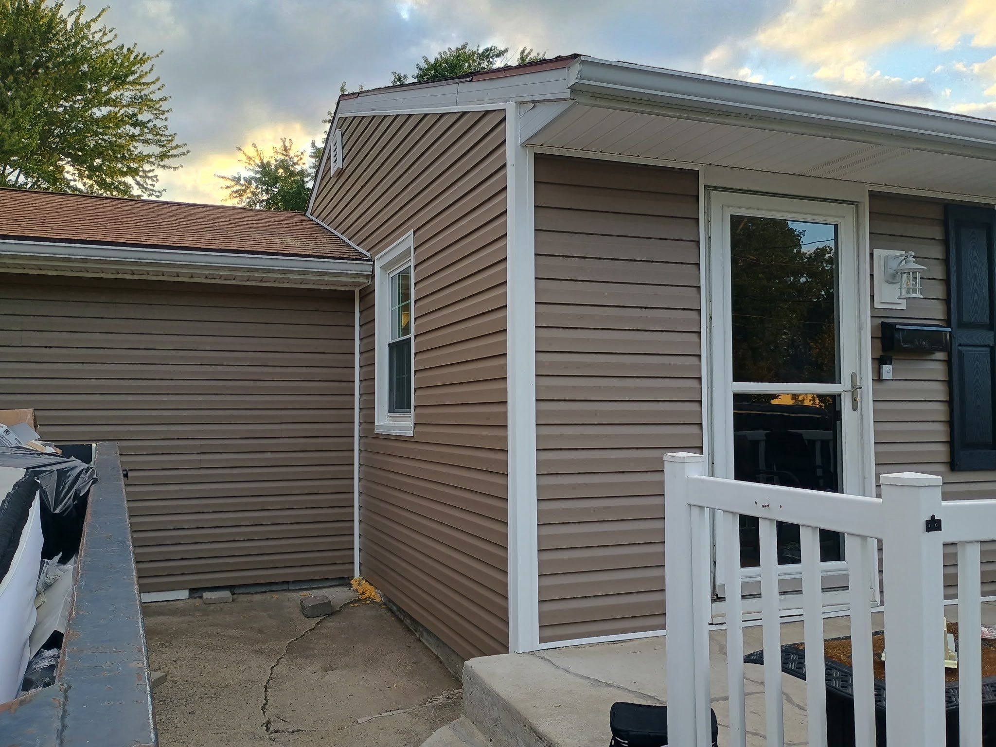 Siding Installation using Mastic Ovation Rugged Canyon D4.5DL by Nitro Roofing and Construction