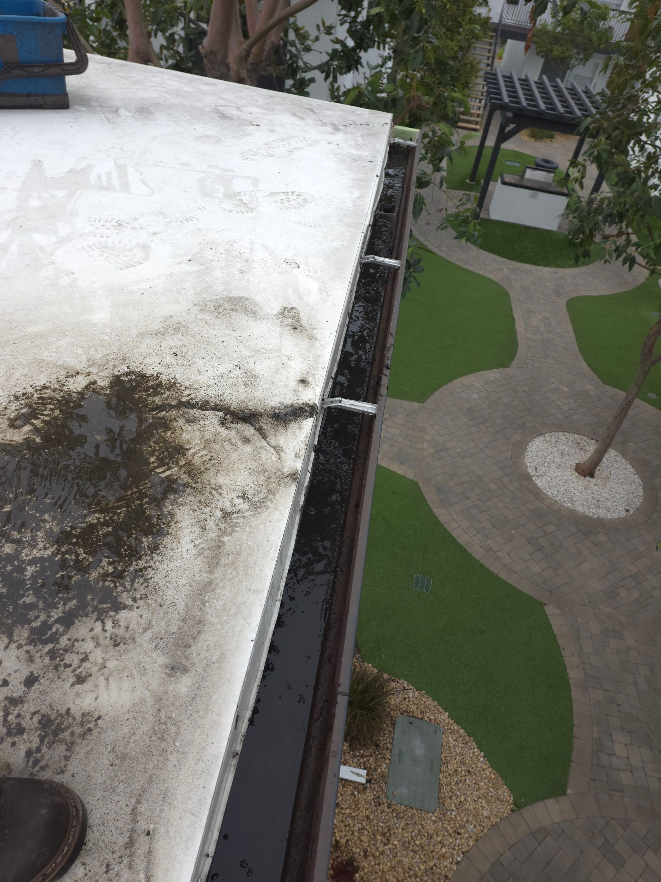 Commercial gutter cleaning Anaheim & Fullerton, CA after photo with clean gutters