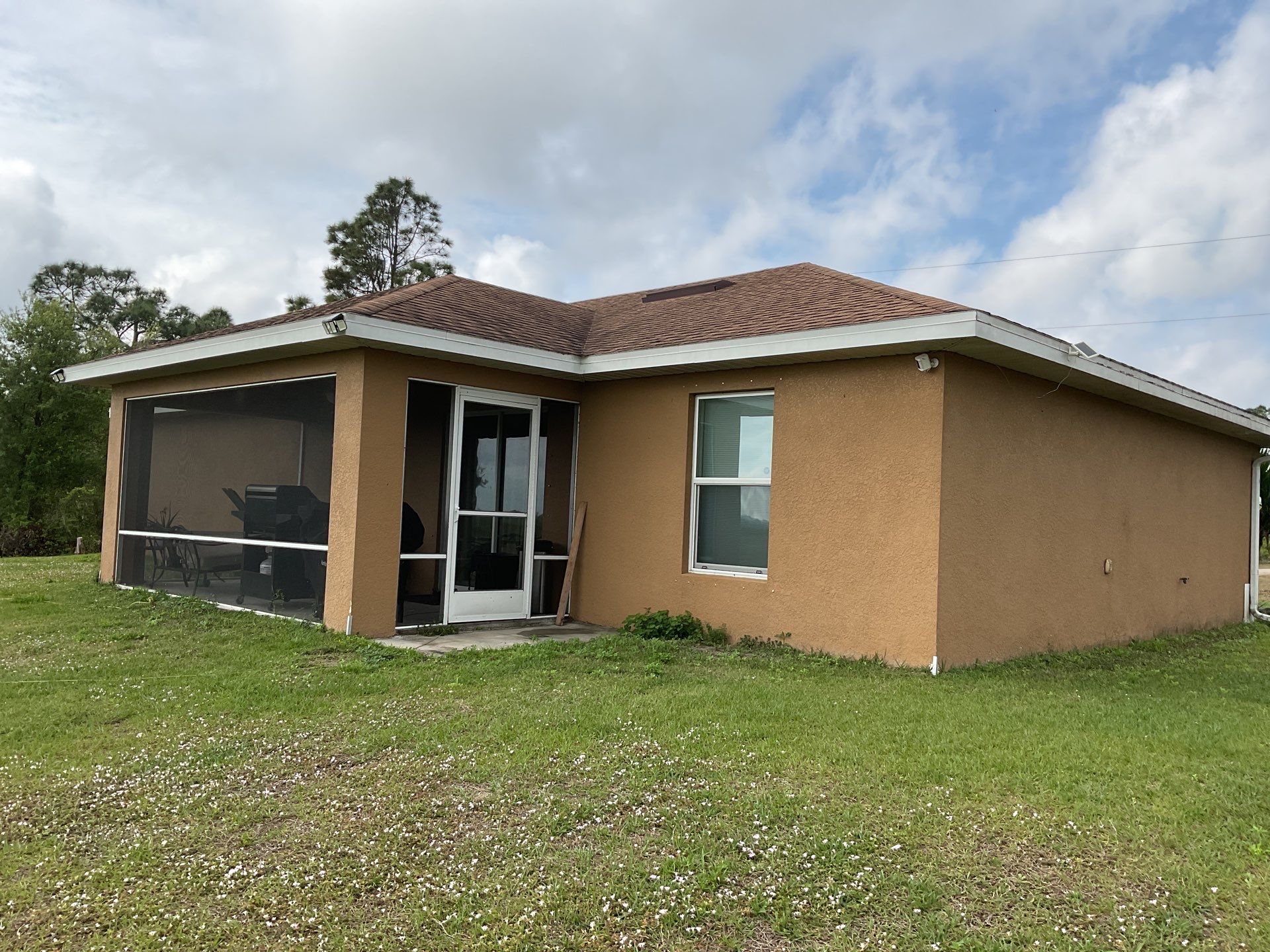 6 Inch Seamless Gutters using White Seamless Gutters in Cape Coral FL by Gutter Professors