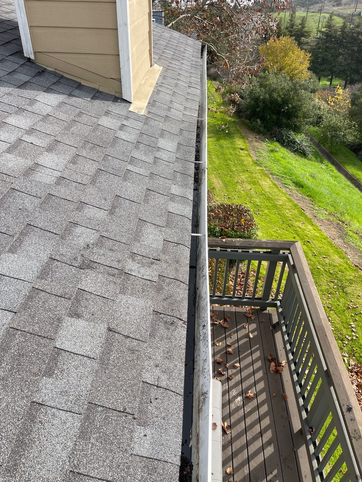 HOA gutter cleaning after photo Vallejo, CA .